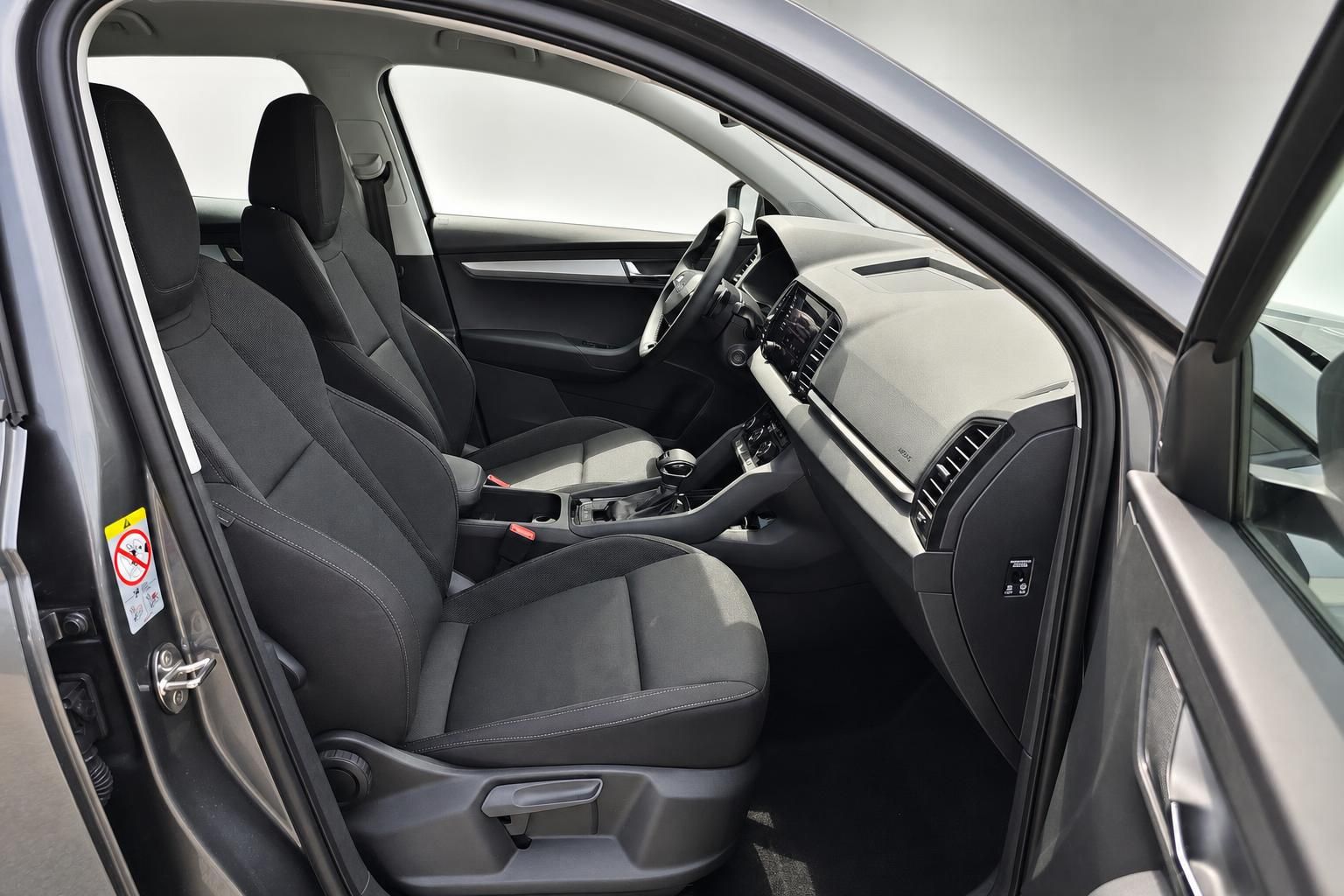 Skoda Karoq Innenraum, Fahrersitz und Armaturenbrett Ansicht