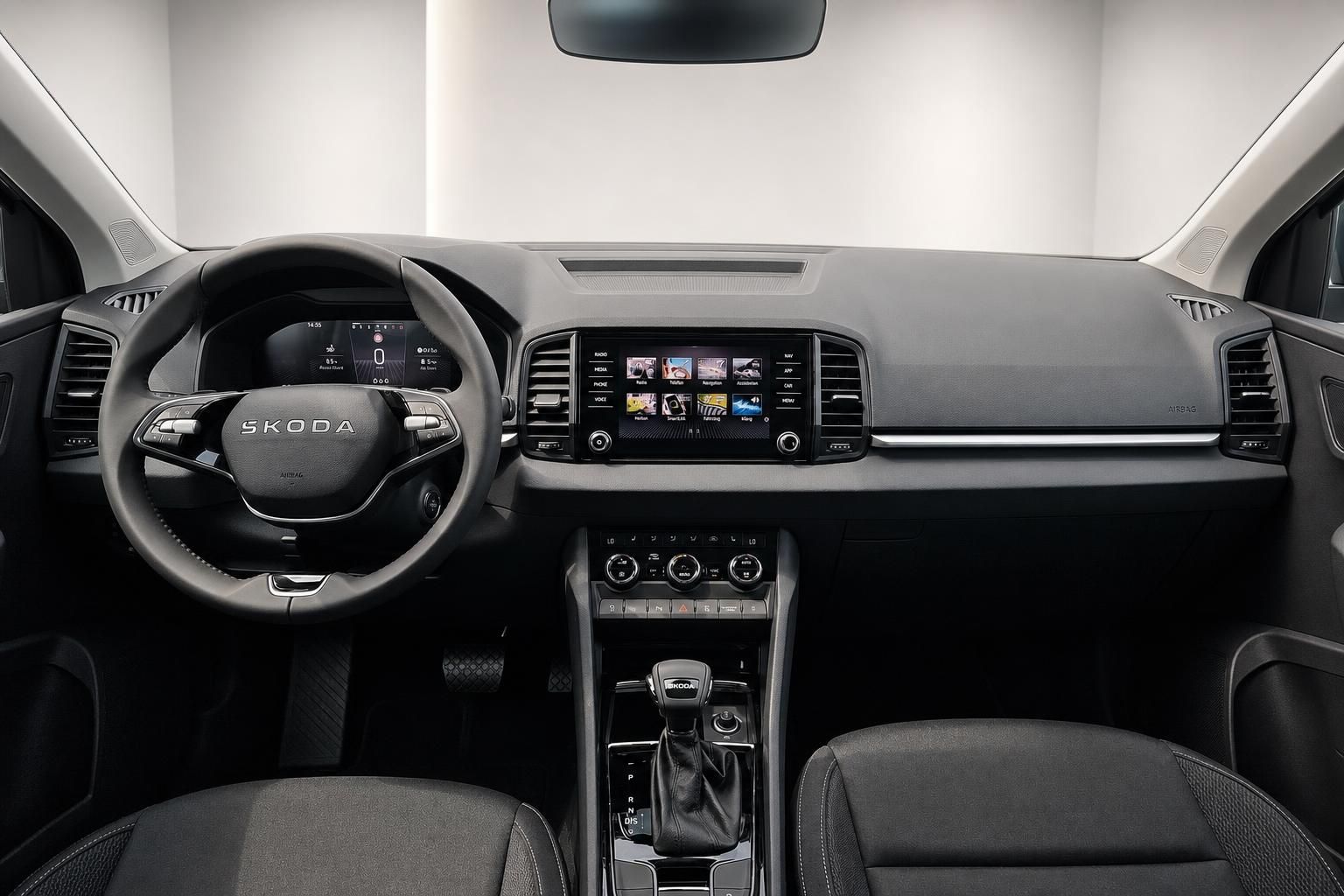 Skoda Cockpit mit Lenkrad, Touchscreen und Armaturenbrett im Detail
