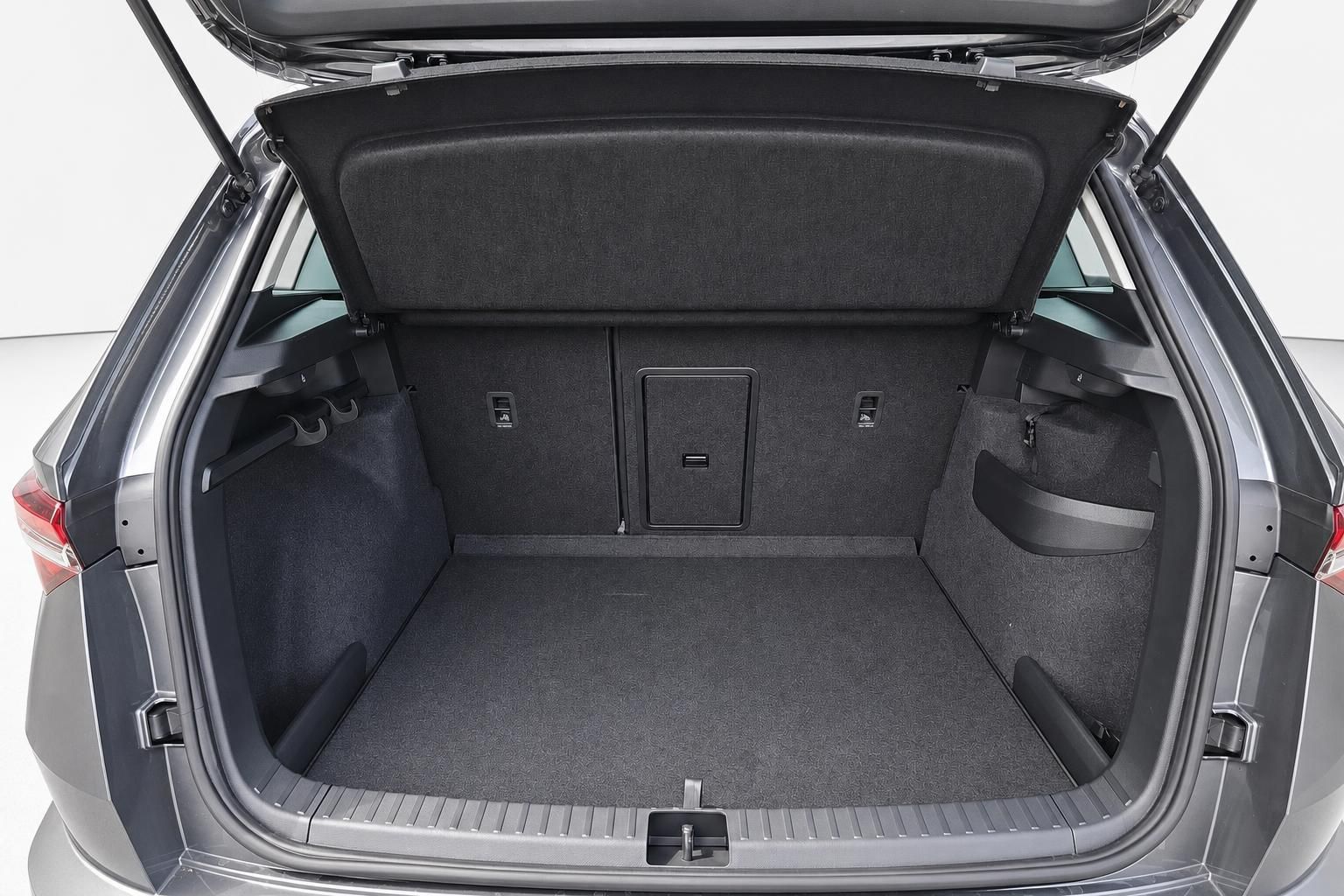 Kofferraum des Skoda mit geöffneter Heckklappe, leer und geräumig