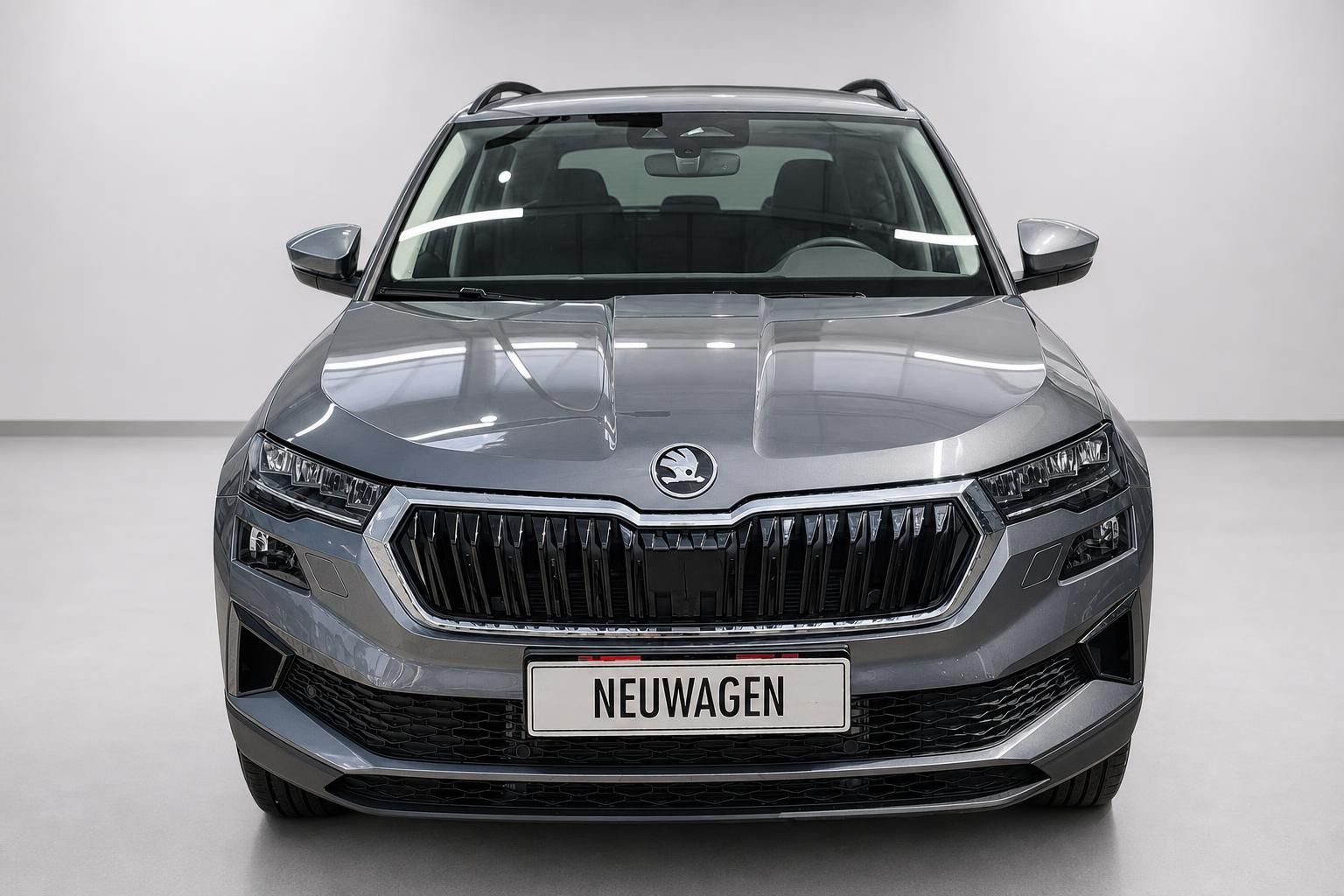 Skoda Karoq grau metallic SUV Frontansicht mit Kühlergrill