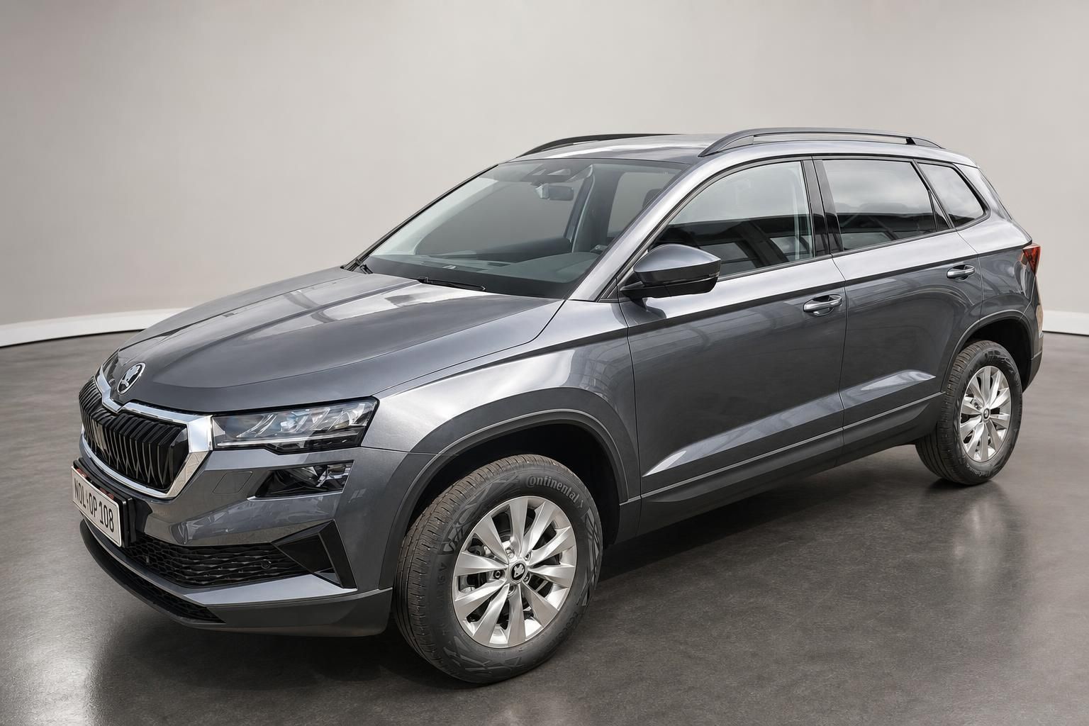 Skoda Karoq grau metallic SUV Frontansicht schräg von vorne