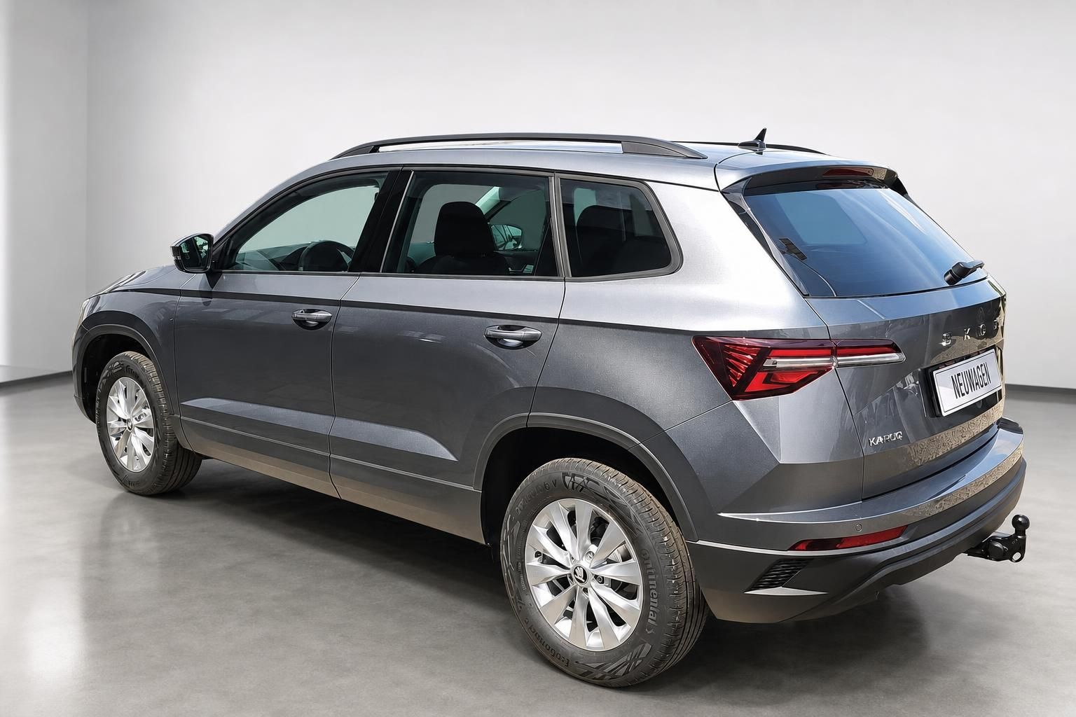 Skoda Karoq grau metallic SUV Heckansicht mit Anhängerkupplung