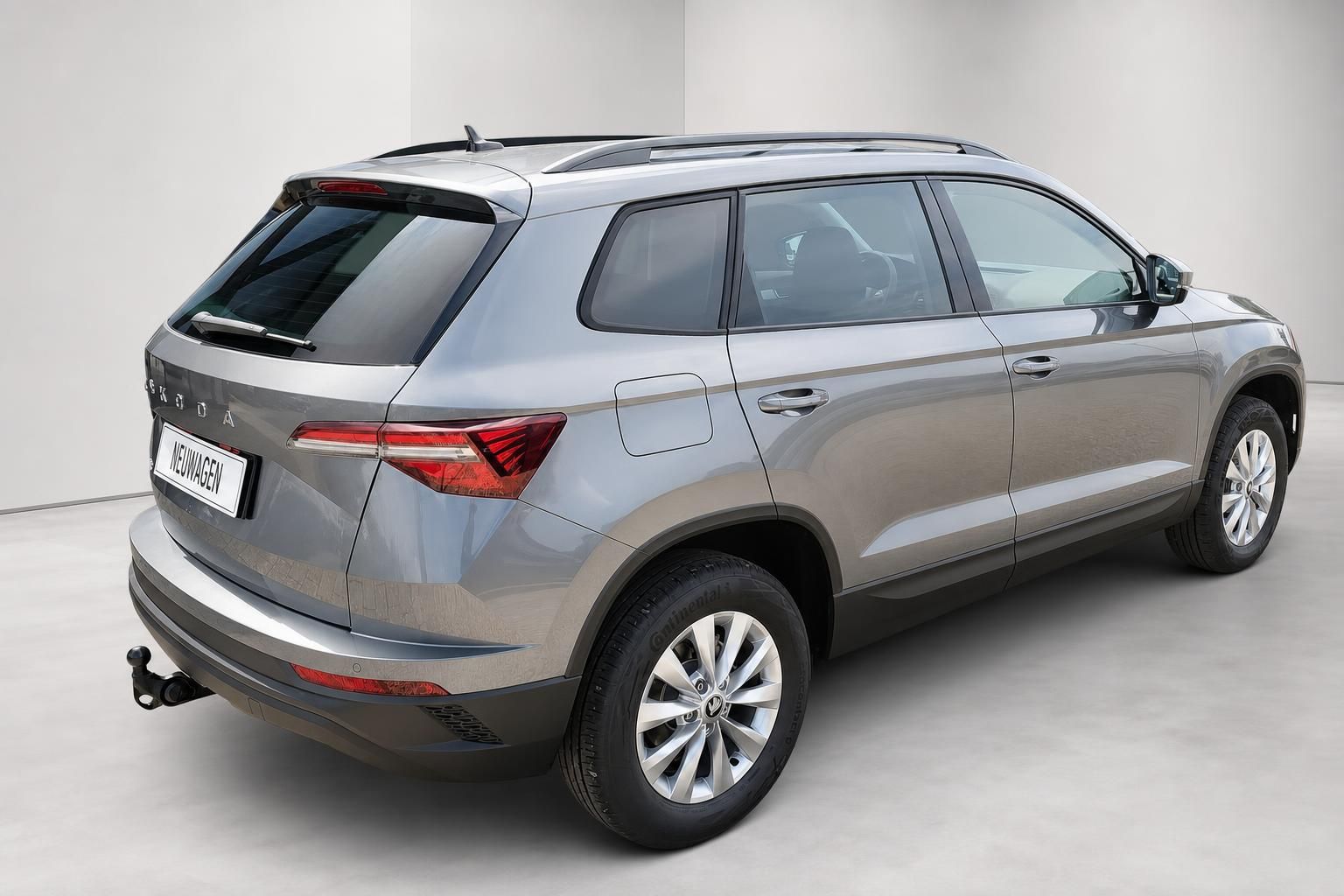 Skoda Karoq Heckansicht schraeg mit Anhaengerkupplung, grau