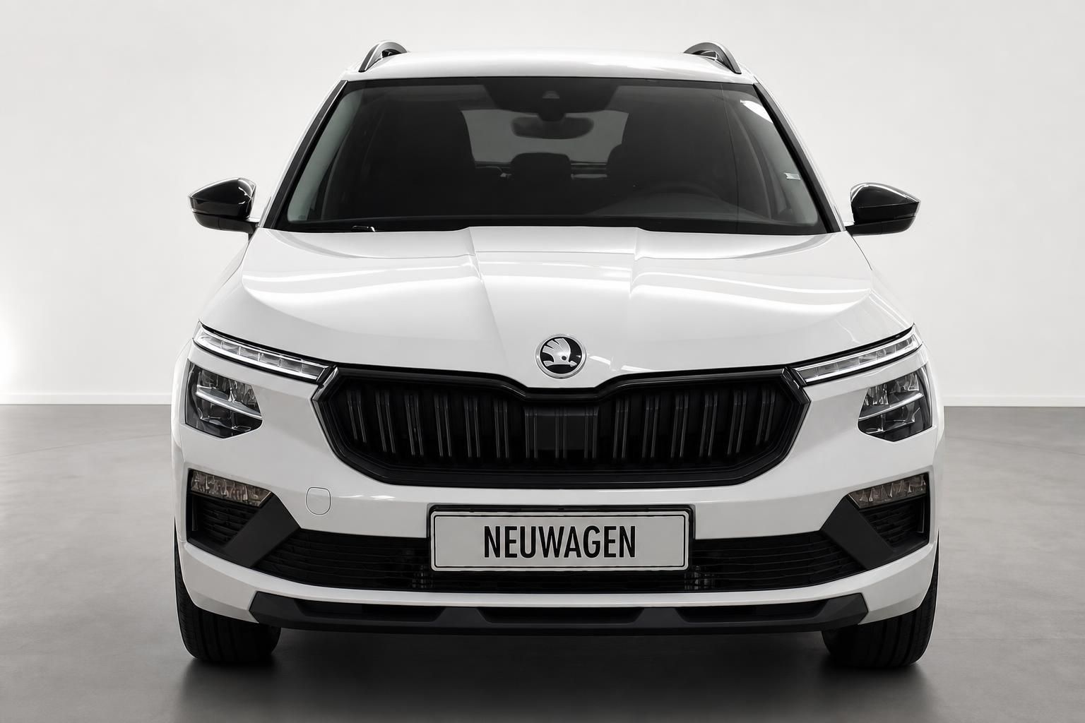 Skoda Kamiq weiß Frontansicht Neuwagen Studioaufnahme