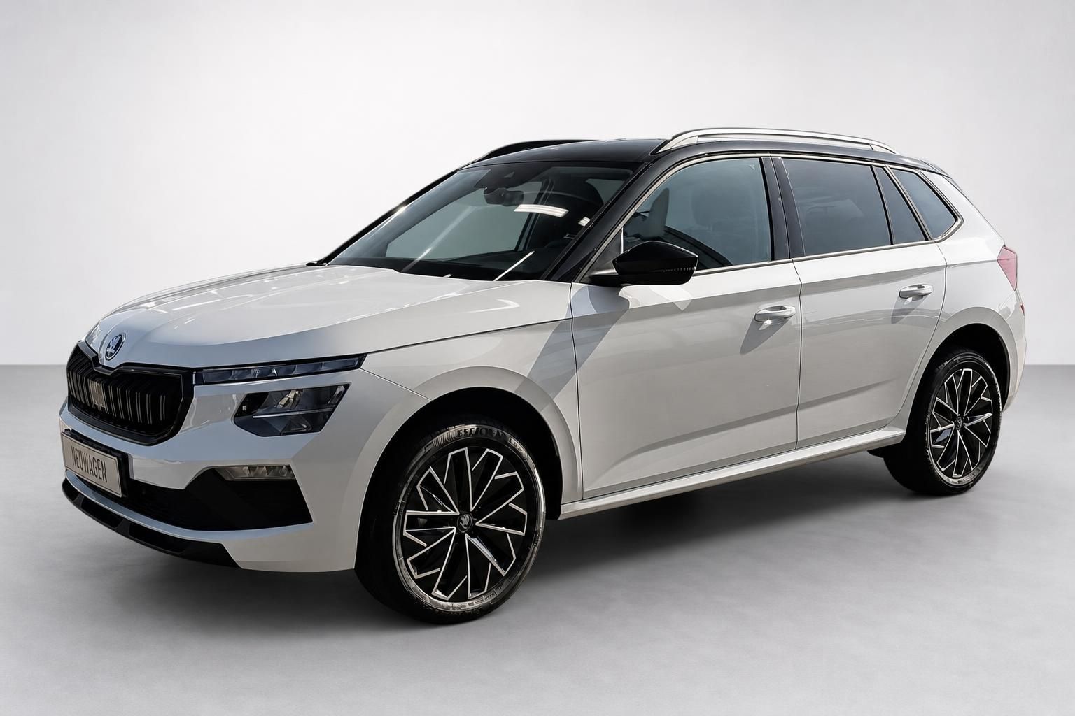 Skoda Kamiq weiß, Neuwagen, Frontansicht schräg im Studio