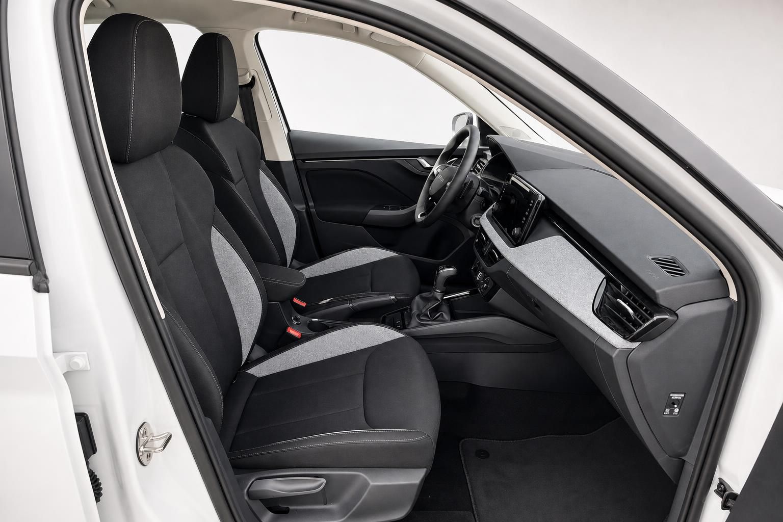 Skoda Innenraum, Vordersitze und Cockpit in Schwarz-Grau