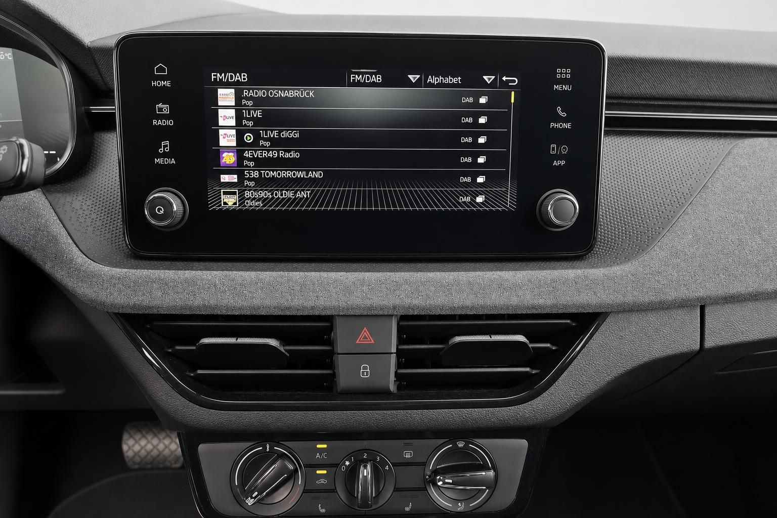 Skoda Infotainment Display mit DAB Radiosender und Klimabedienung
