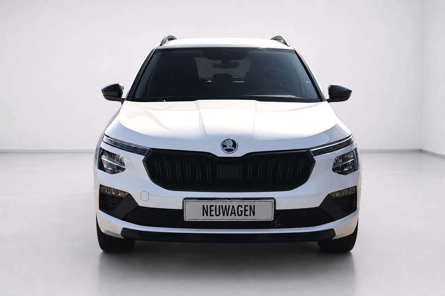 Skoda Kamiq weiß, Frontansicht im Fotostudio