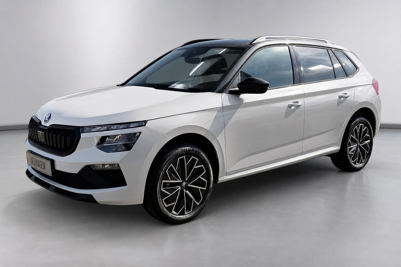 Skoda Kamiq weiß, Frontansicht schräg im Studio