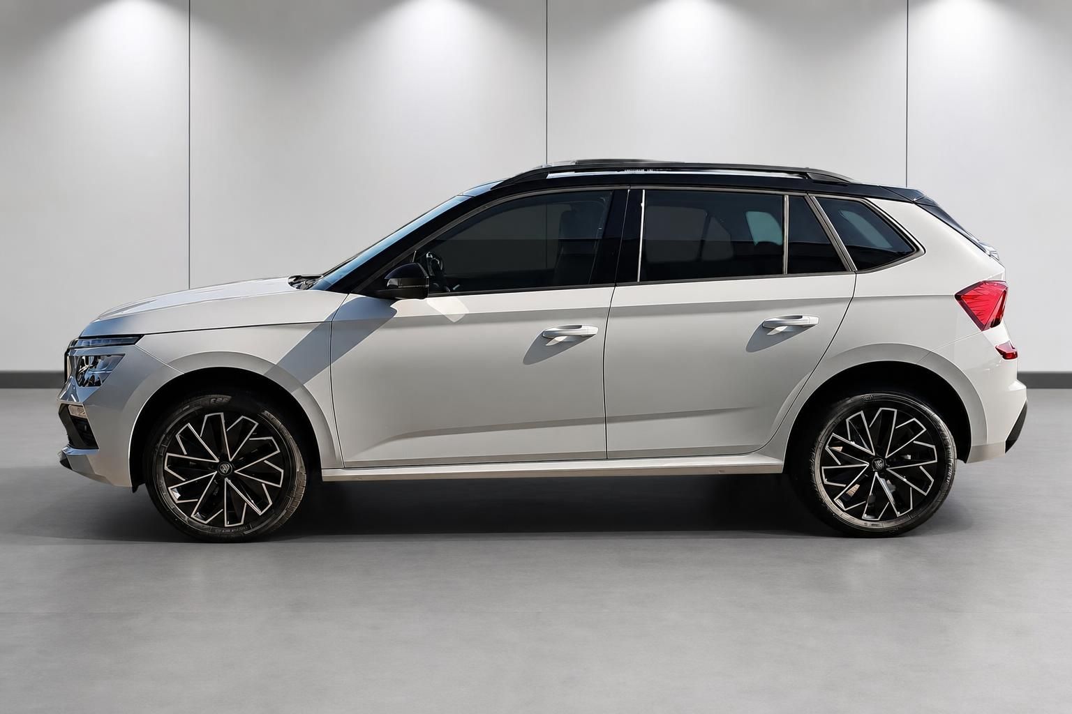 Skoda Kamiq weiß, Seitenansicht im Fotostudio