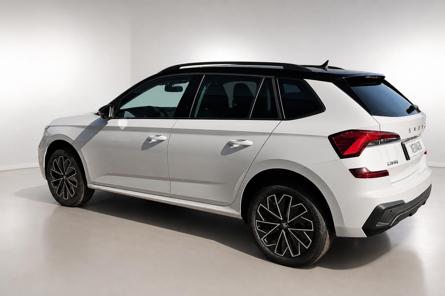 Skoda Kamiq weiß, Heckansicht seitlich im Studio