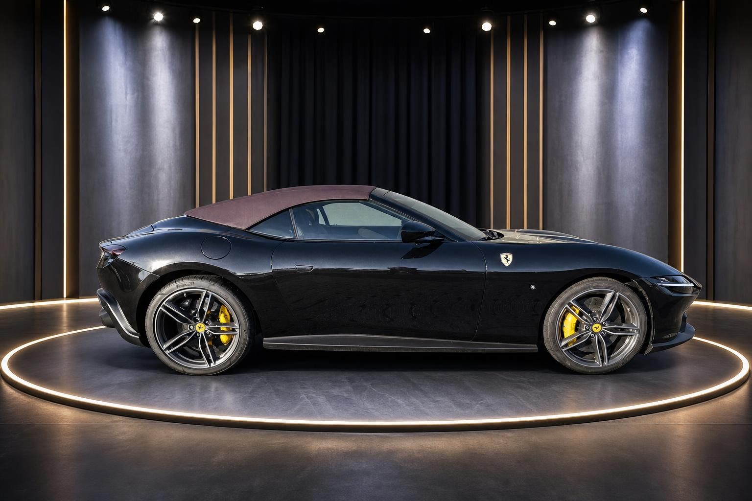 Ferrari Cabrio Seitenansicht in dunklem Blau mit braunem Verdeck und gelben Bremssätteln im Showroom