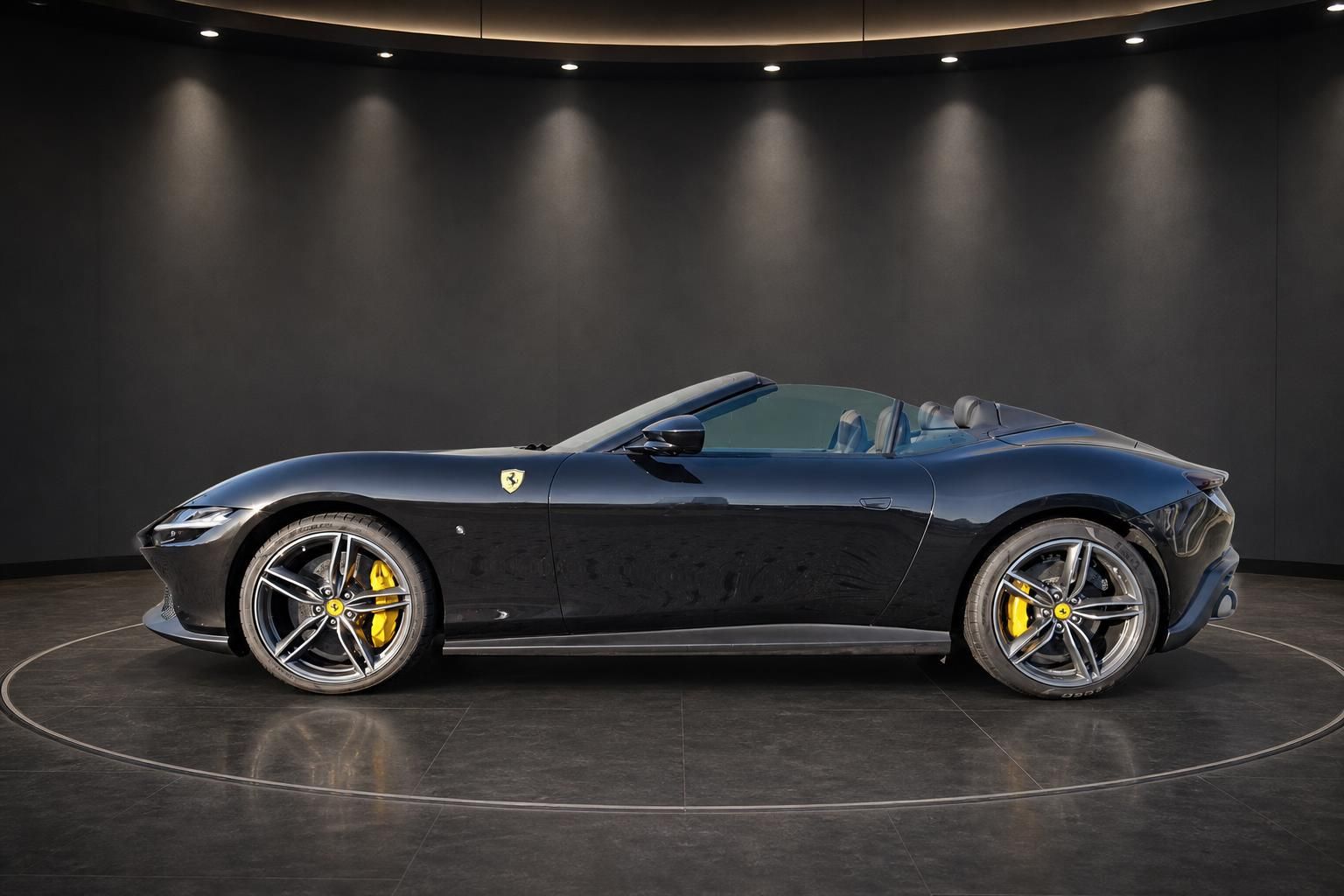Ferrari Cabrio in Grau - Seitenansicht mit gelben Bremssätteln und Sporträdern