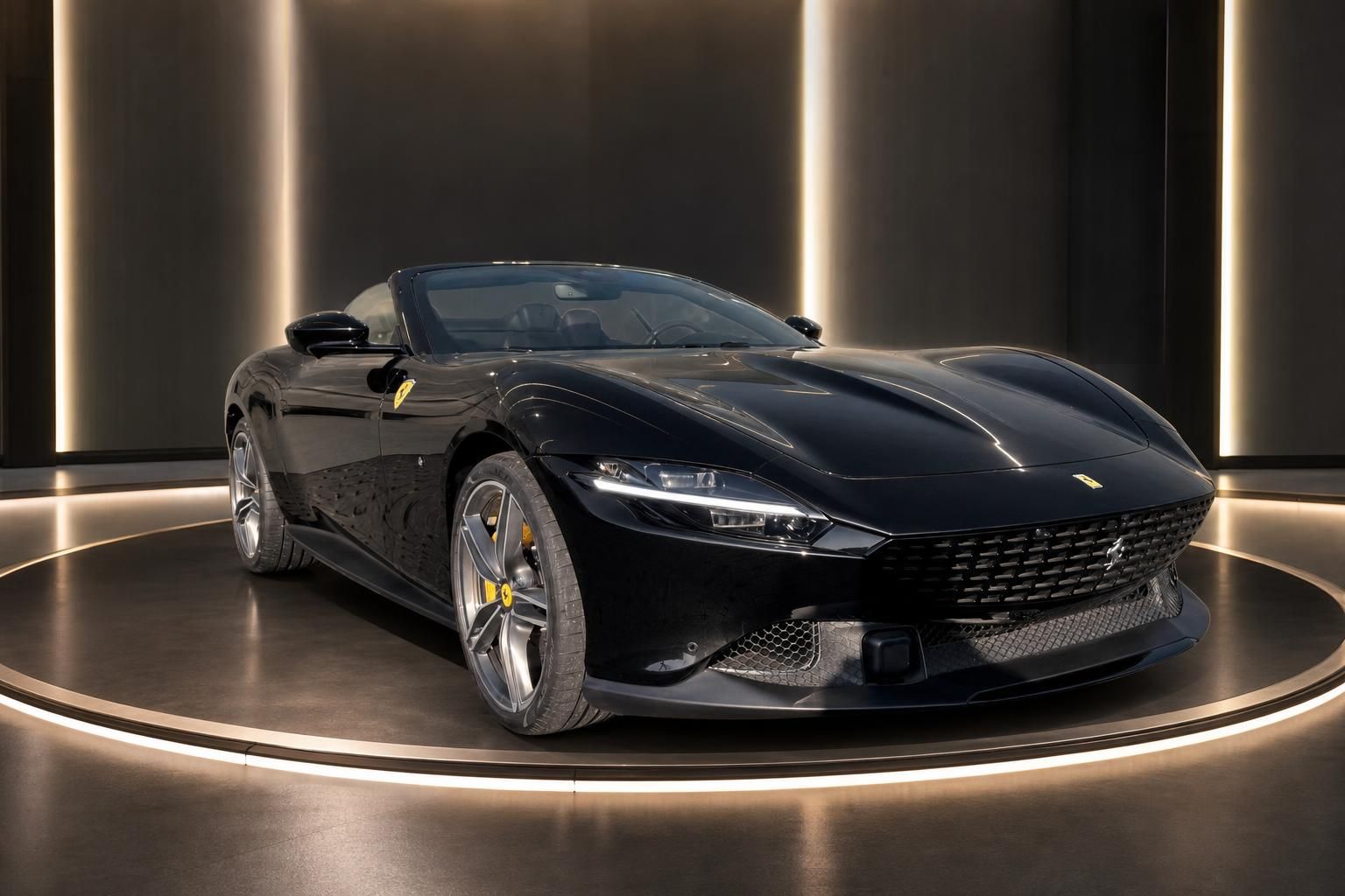 Schwarzer Ferrari Sportwagen Cabrio in elegantem Showroom - Luxus-Fahrzeug mit offener Karosserie