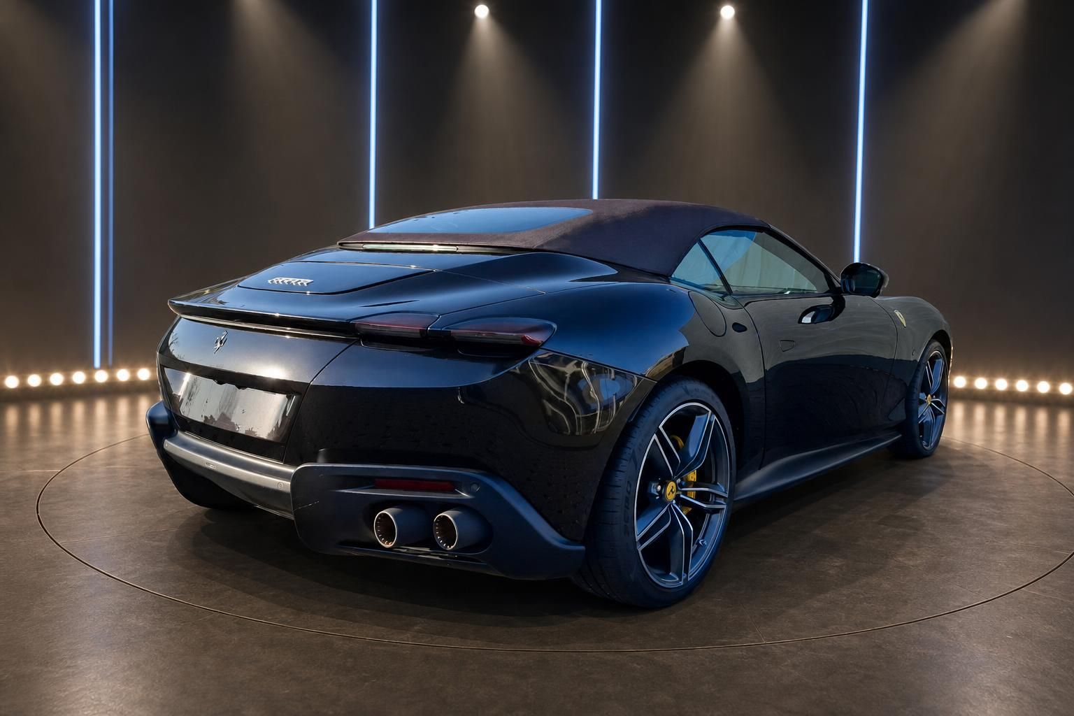 Ferrari Sportwagen in dunklem Blau, Heckansicht mit Softtop auf illuminiertem Ausstellungspodest im Showroom