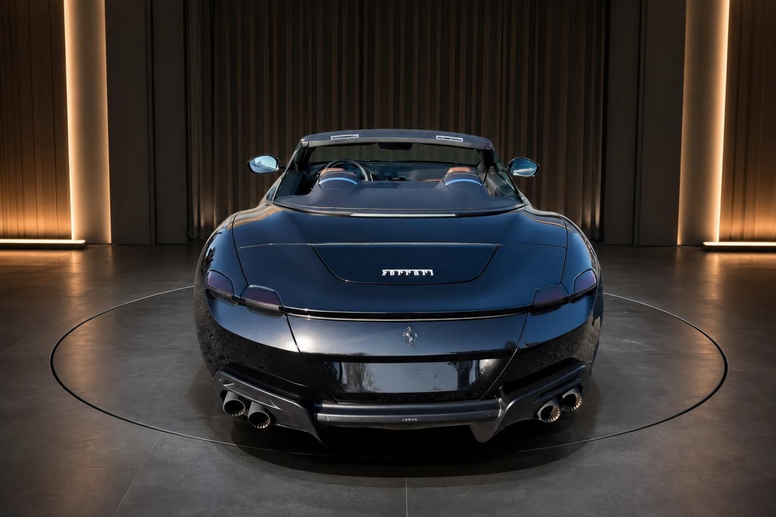 Ferrari Sportwagen Heckansicht mit charakteristischen Rücklichtern und sportlichem Design