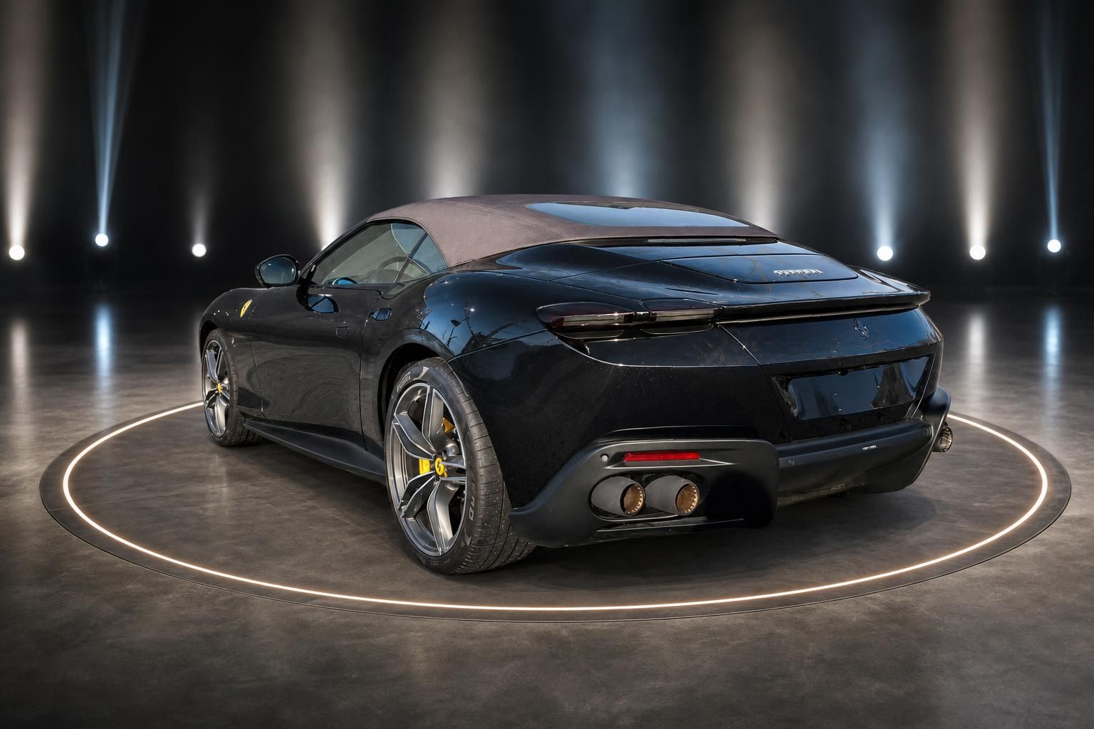 Schwarzer Ferrari mit geschlossenem Verdeck - elegante Coupé-Silhouette im Premium-Showroom