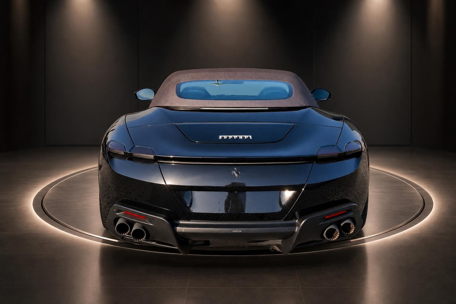 Ferrari Cabrio von hinten, dunkelblaue Lackierung mit braunem Stoffverdeck auf rundem Präsentationspodest