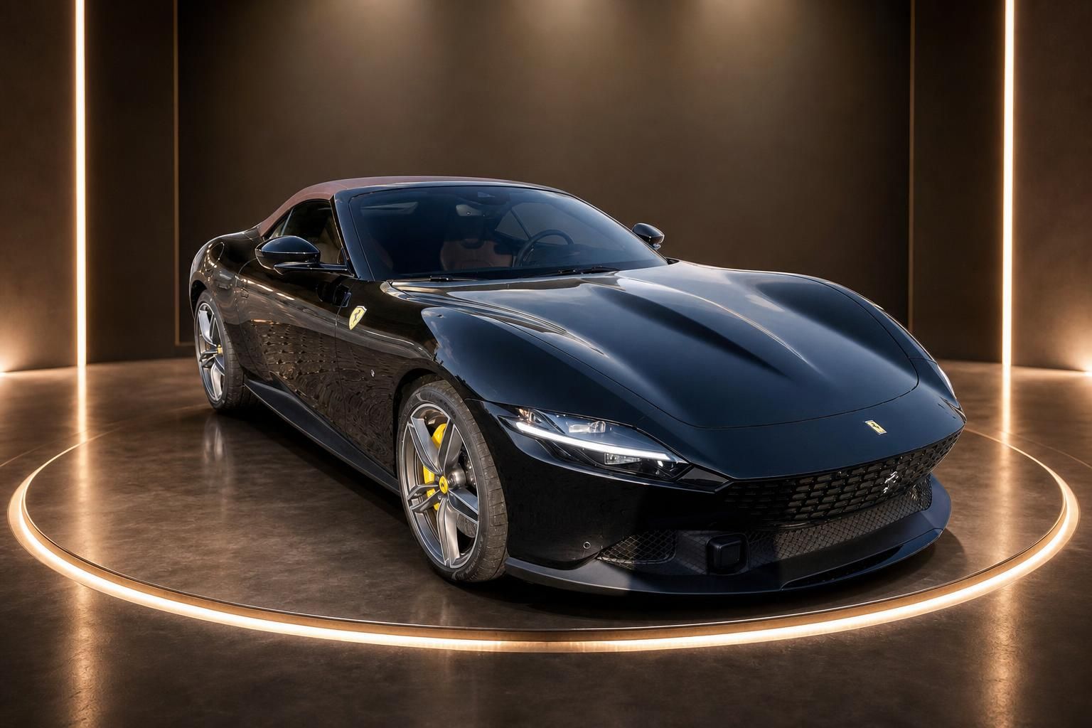 Ferrari Sportwagen schräg von vorn in dunklem Blau mit charakteristischem Kühlergrill auf rundem Podest