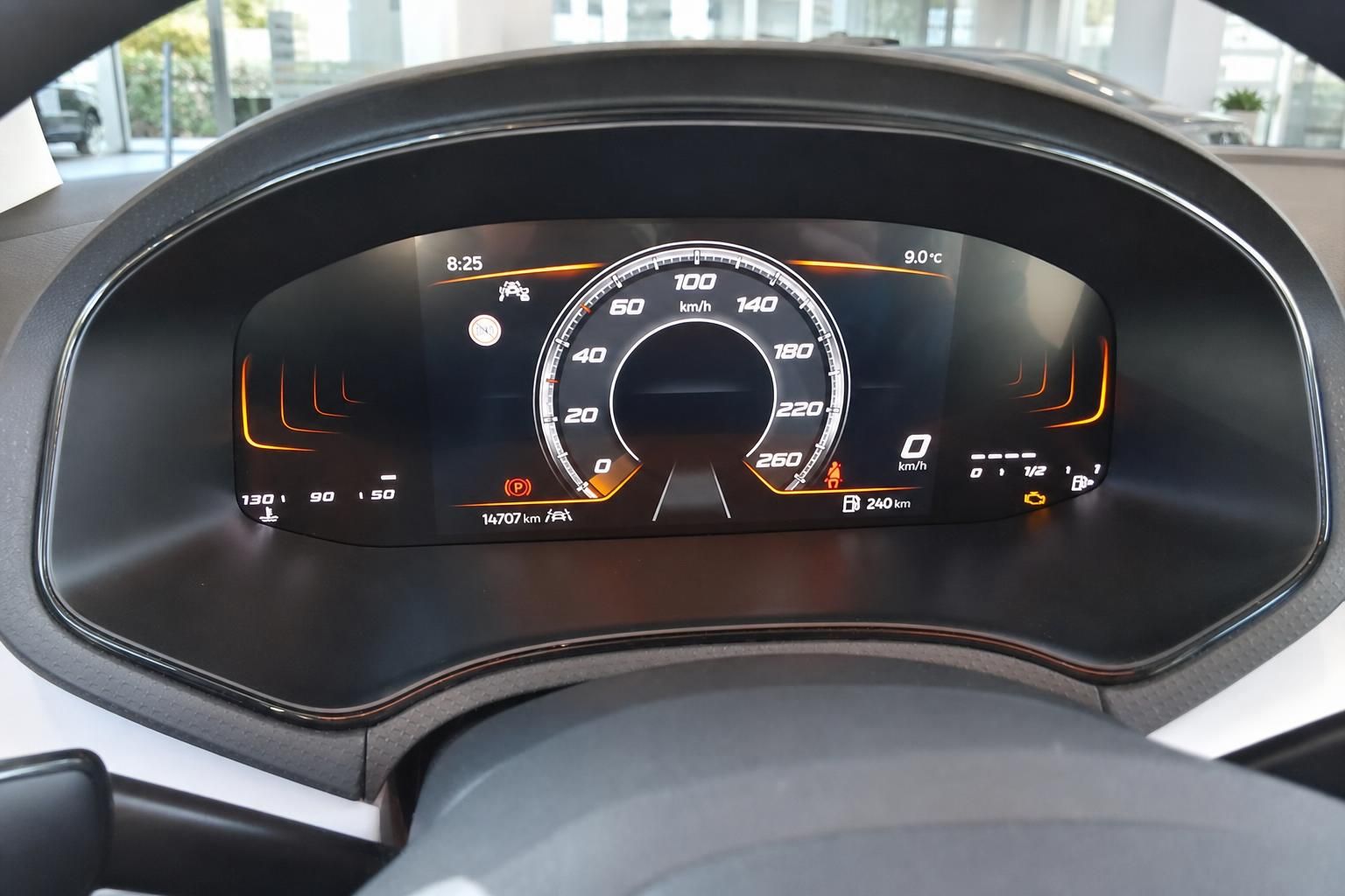 Digitales Kombiinstrument SEAT mit Tacho, Kilometerstand 14707 km und modernem Display