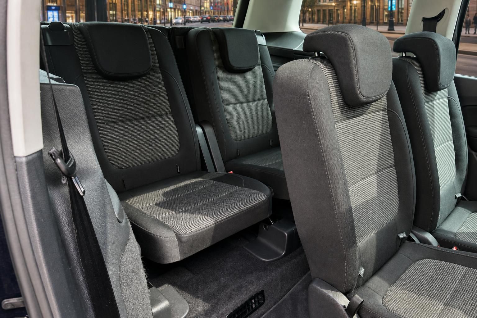 Volkswagen Sharan Innenraum dritte Sitzreihe Rücksitze Stoffsitze