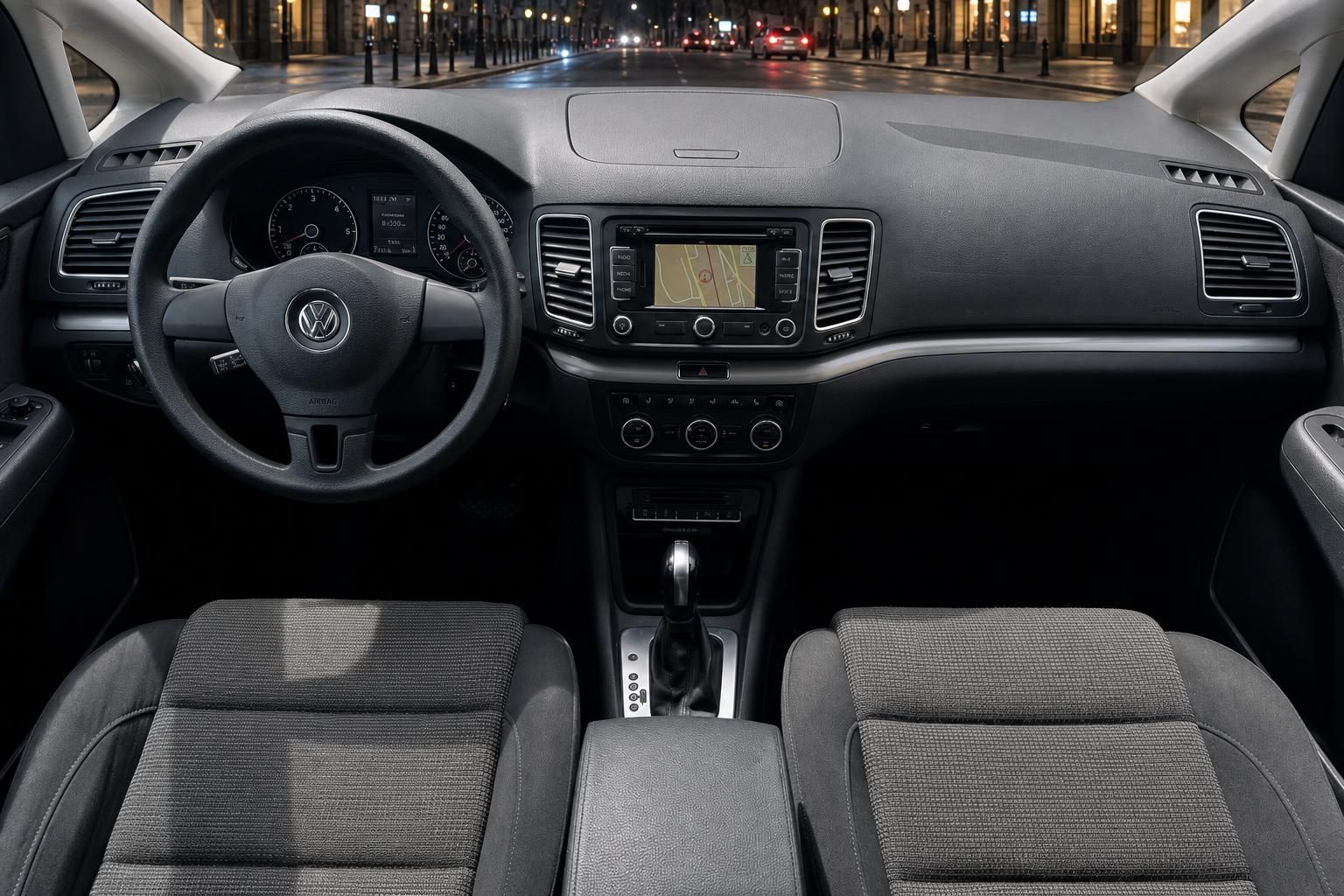 Volkswagen Cockpit mit Lenkrad, Armaturenbrett und Navigationssystem im Innenraum