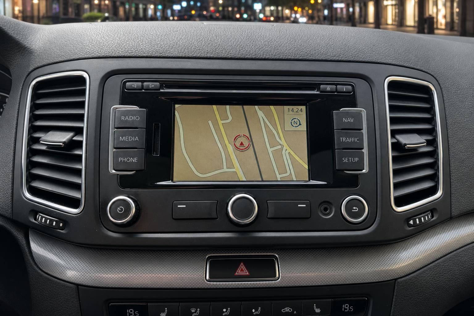 Auto Navigationssystem Display mit Kartendarstellung und Bedienknöpfen im Armaturenbrett