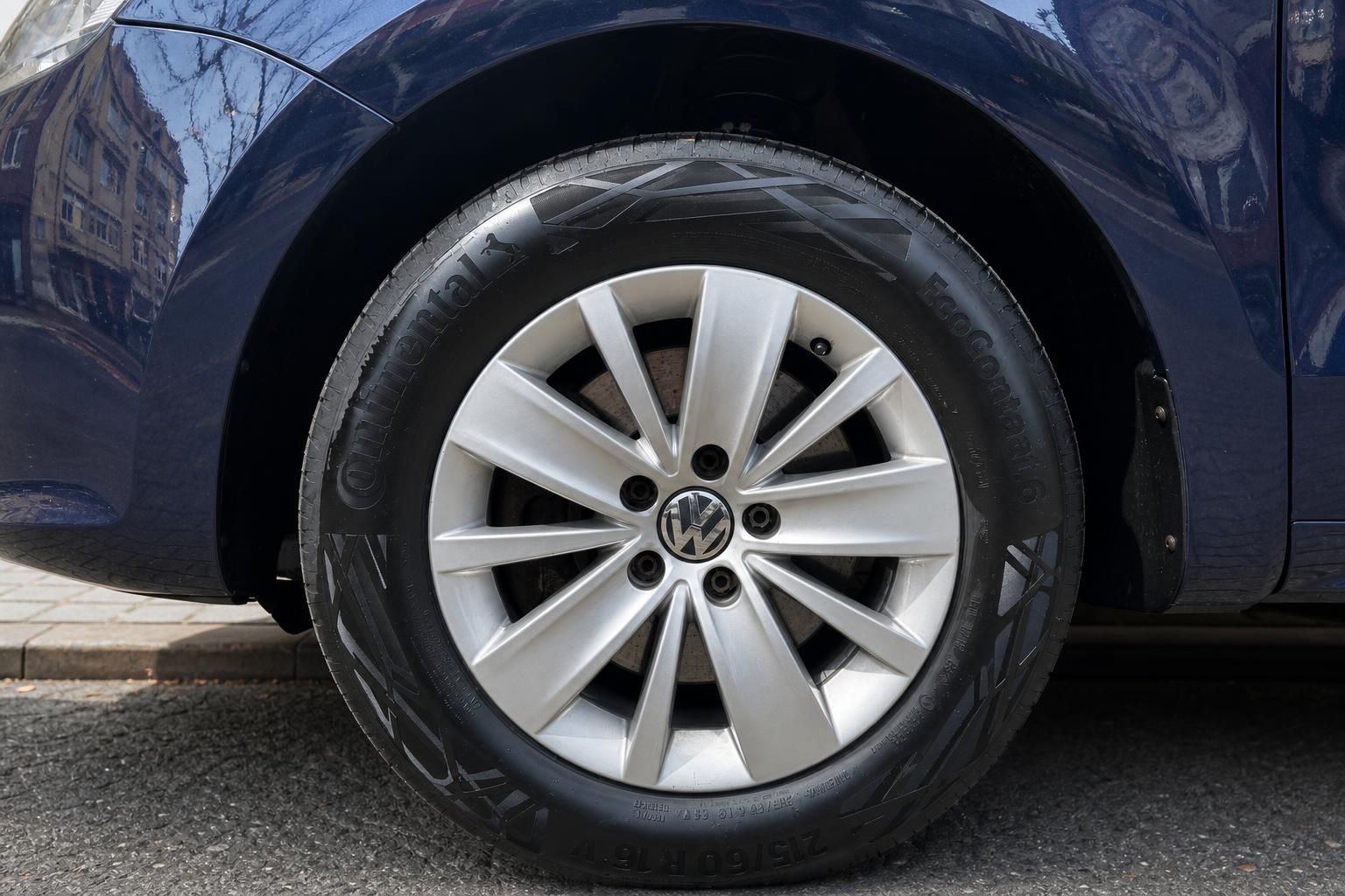 VW Sharan Alufelge 16 Zoll mit Continental Reifen Detailaufnahme