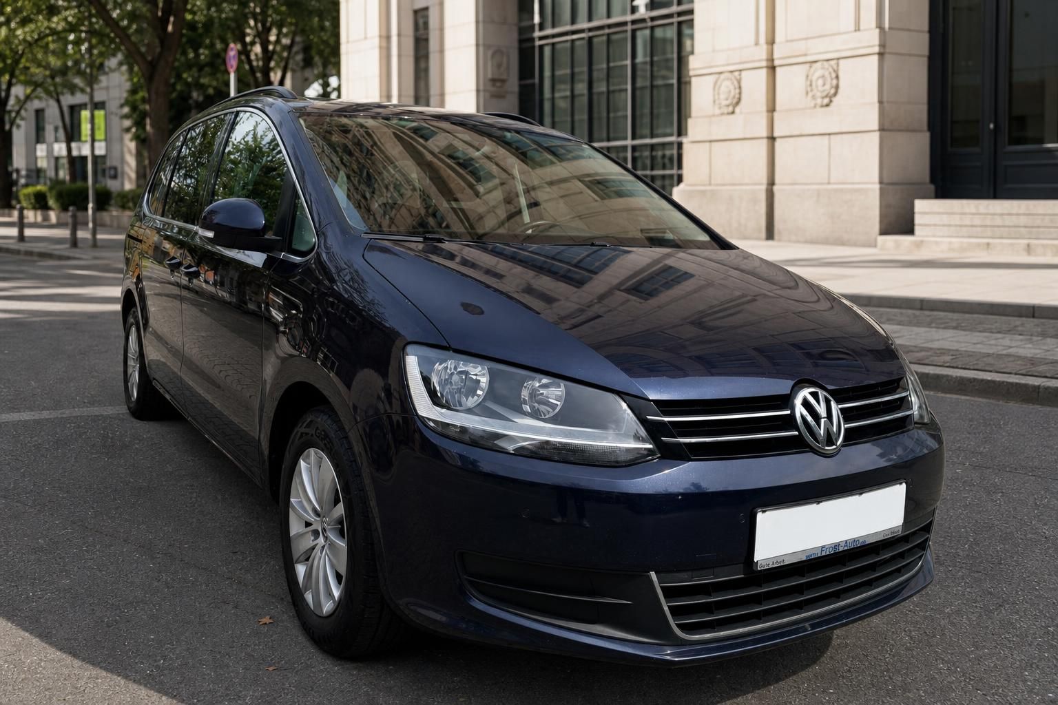 Volkswagen Sharan dunkelblau Frontansicht Scheinwerfer Kühlergrill Detail