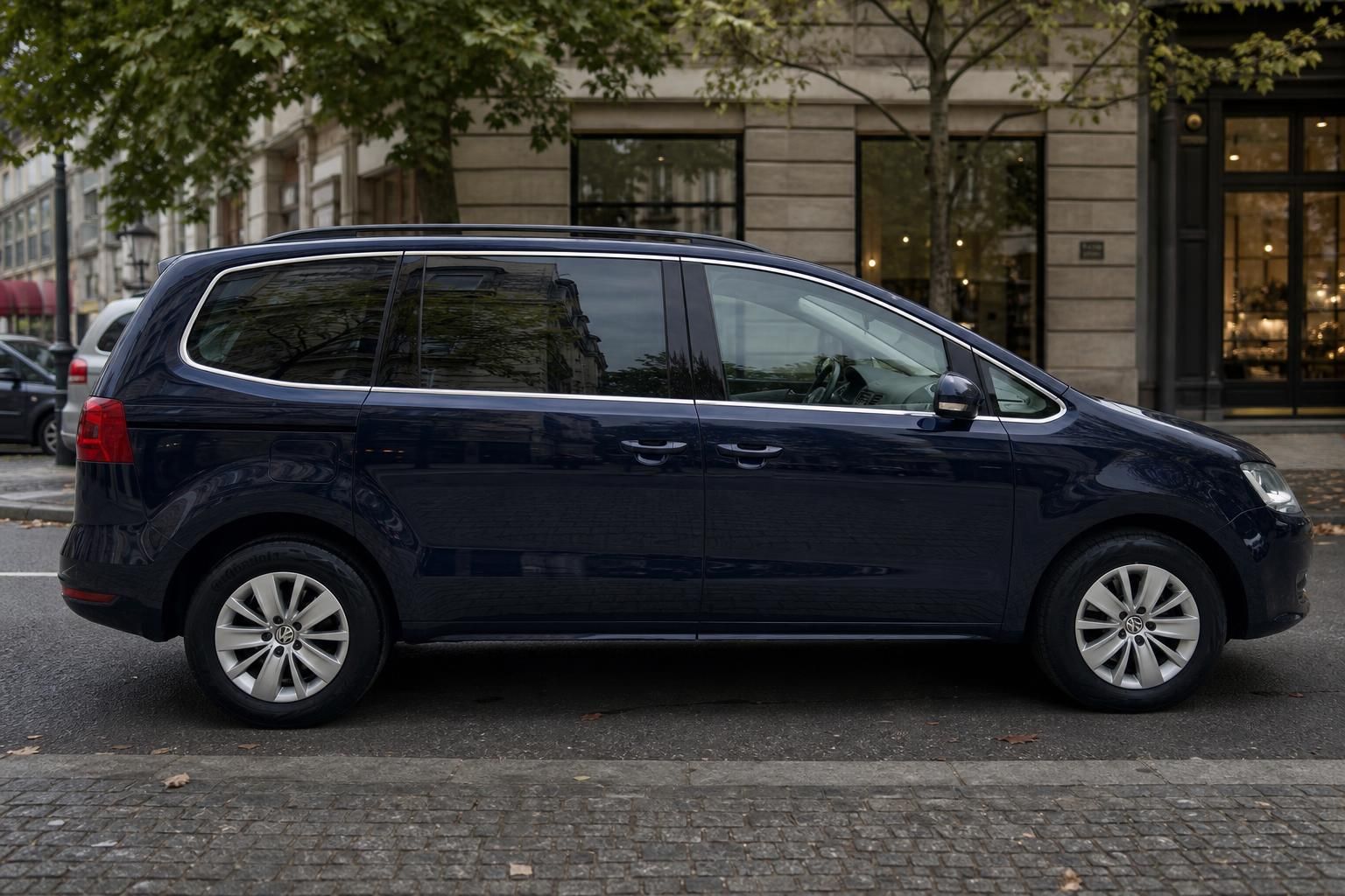 VW Sharan Seitenansicht links dunkelblau Kompaktvan Profil