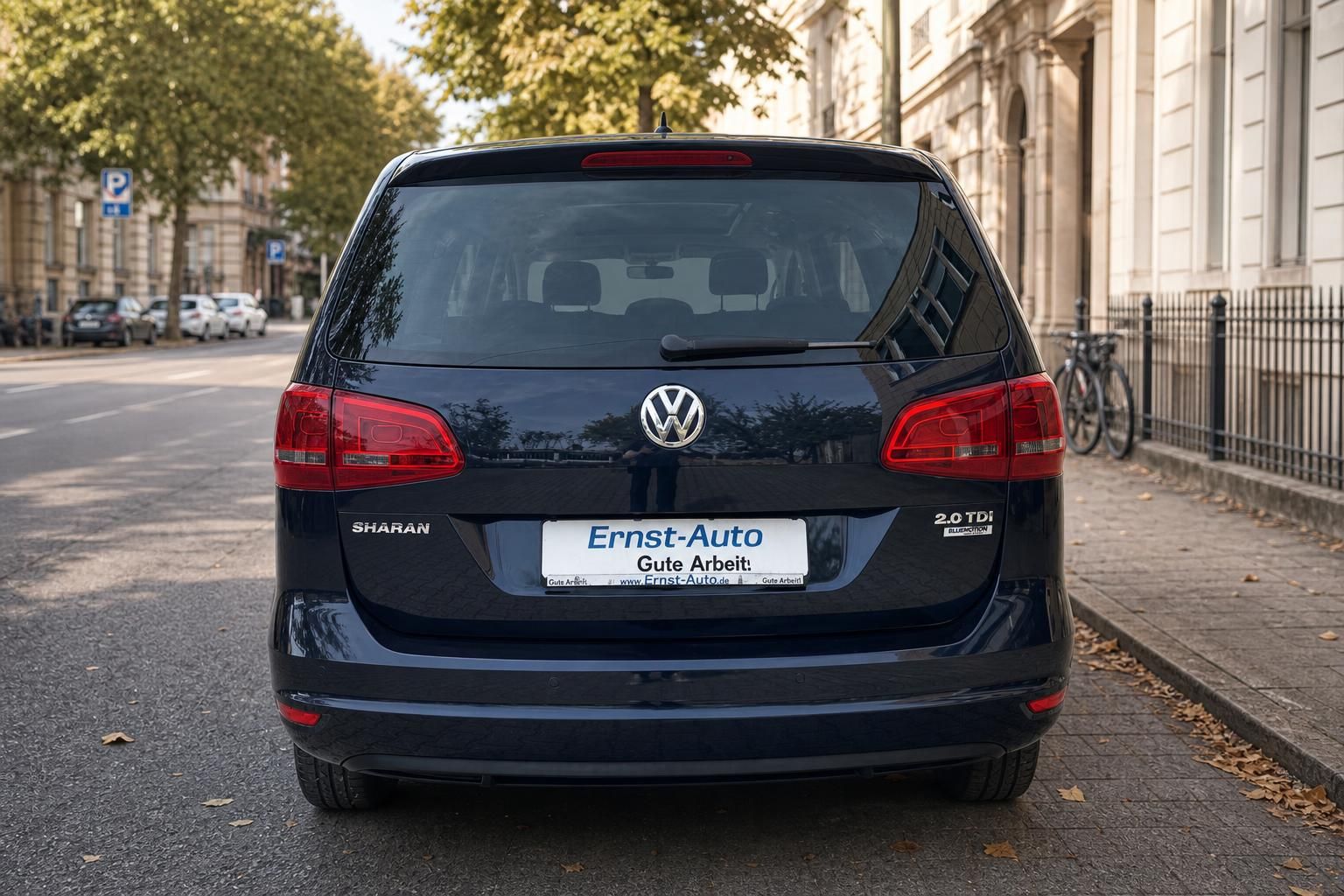 Volkswagen Sharan Heckansicht dunkelblau mit Ernst-Auto Kennzeichenhalter