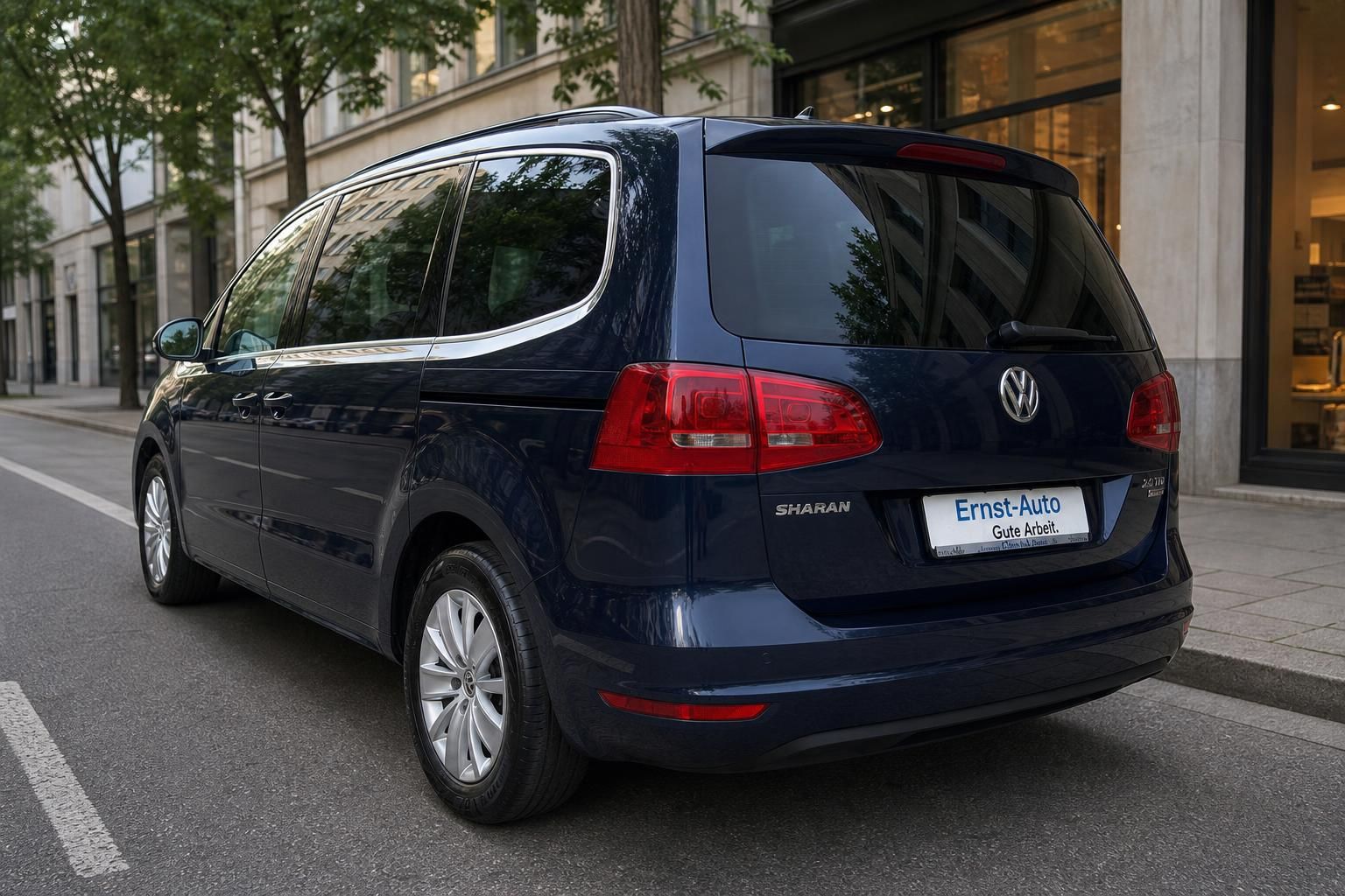 Volkswagen Sharan blau Seitenansicht hinten Außenaufnahme Stadtumgebung
