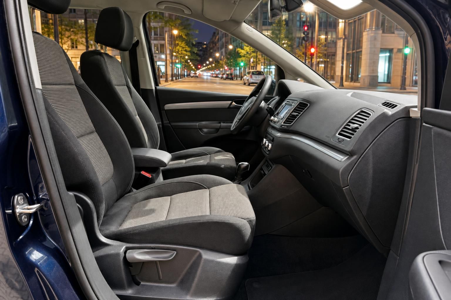 Volkswagen Sharan Innenraum Vordersitze Armaturenbrett Lenkrad Cockpit