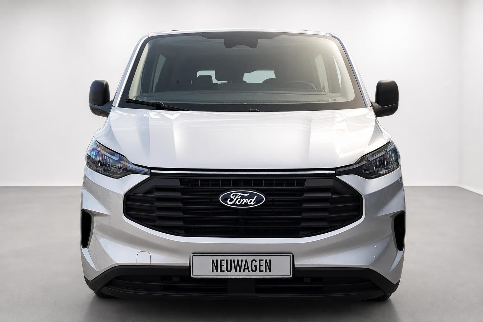 Ford Transit Custom Frontansicht in Silber, Neuwagen im Studio