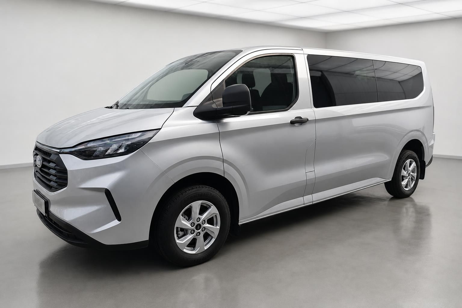 Ford Transit Custom Kombi silber, Seitenansicht schraeg vorne