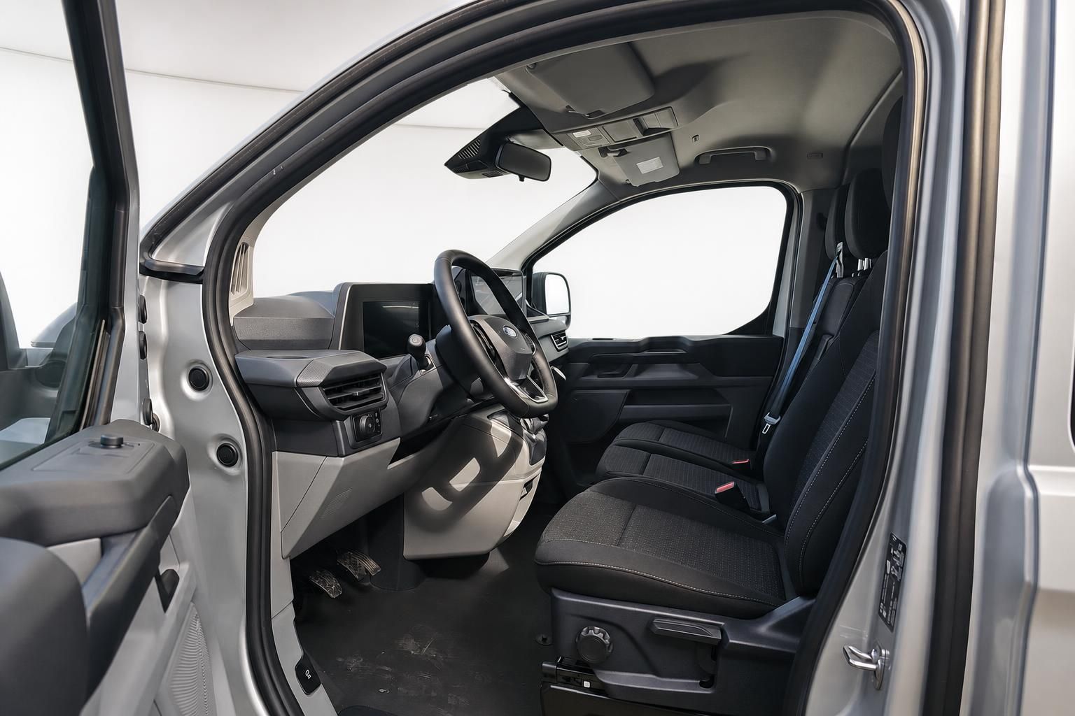 Ford Van Innenraum, Fahrersitz und Cockpit mit geoeffneter Tuer