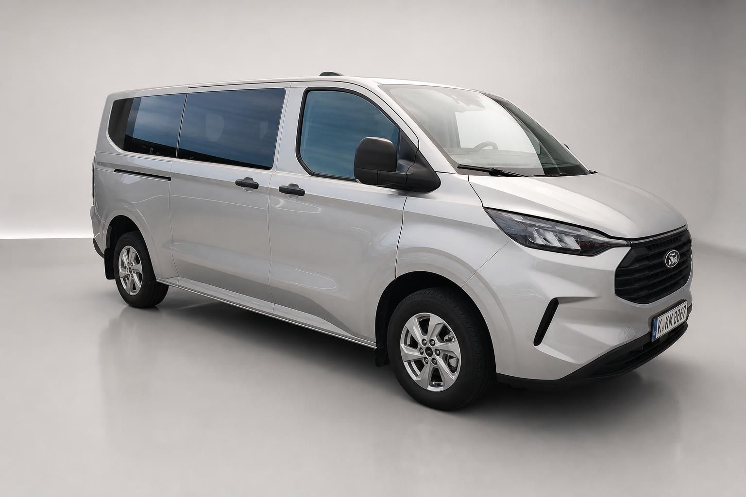 Ford Transit Custom silber, Seitenansicht schräg von vorne