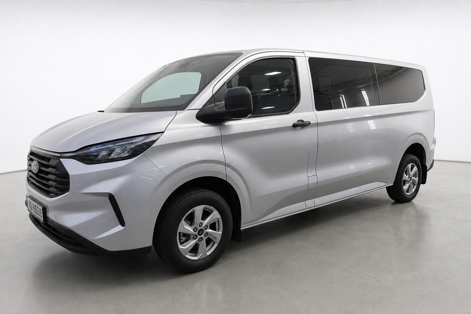 Ford Transit Custom Kombi silber, Frontansicht schräg im Studio