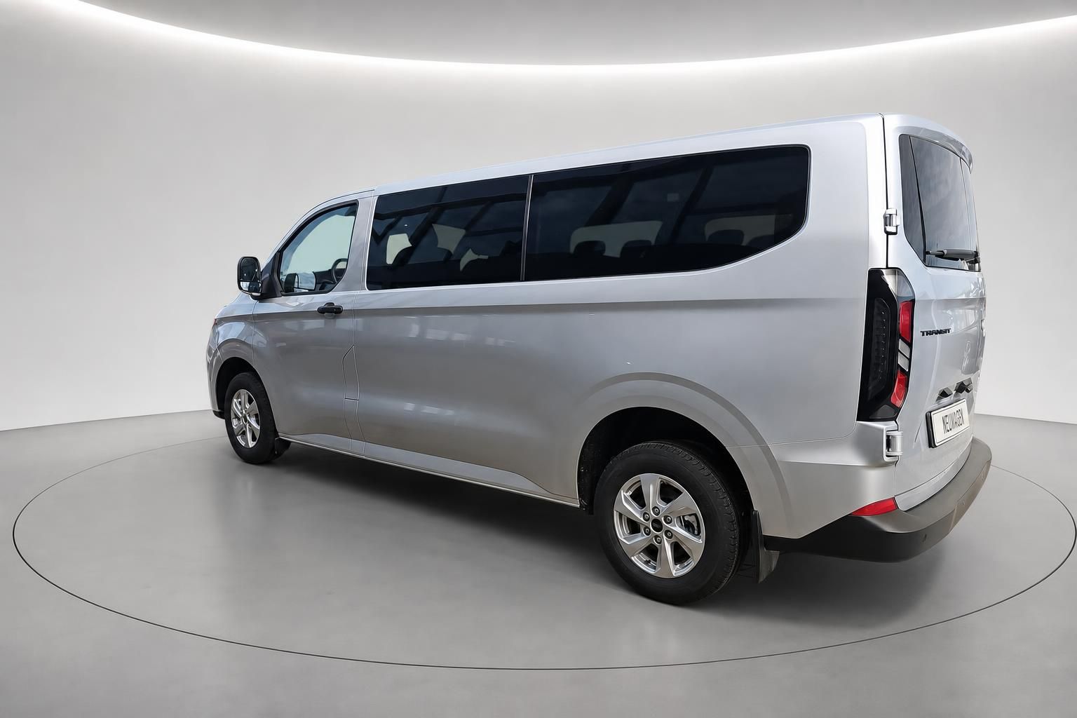 Ford Transit Van in Silber, Heckansicht seitlich auf Drehteller