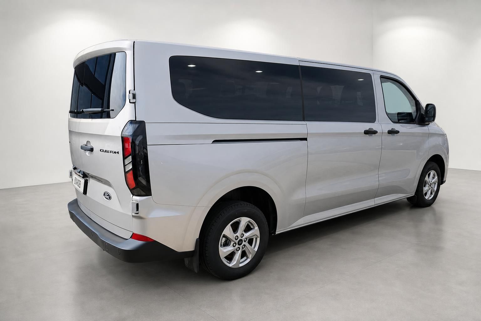 Ford Custom Van in Silber, Heckansicht schraeg von der Seite im Studio