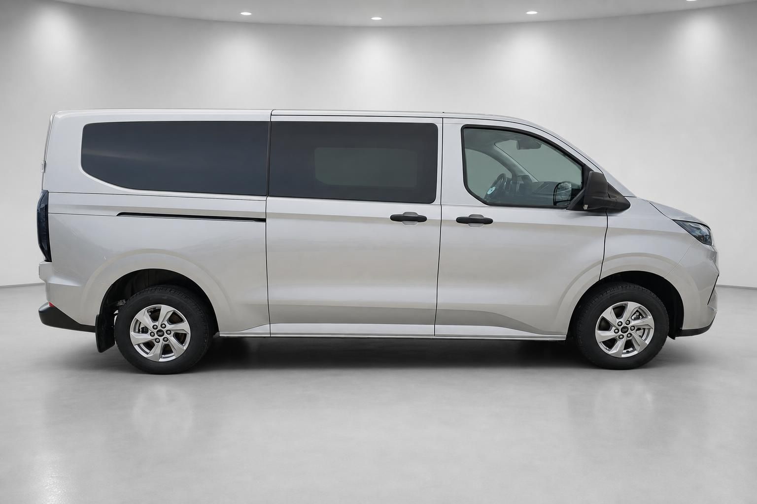 Ford Van in Silber, Seitenansicht komplett im Fotostudio
