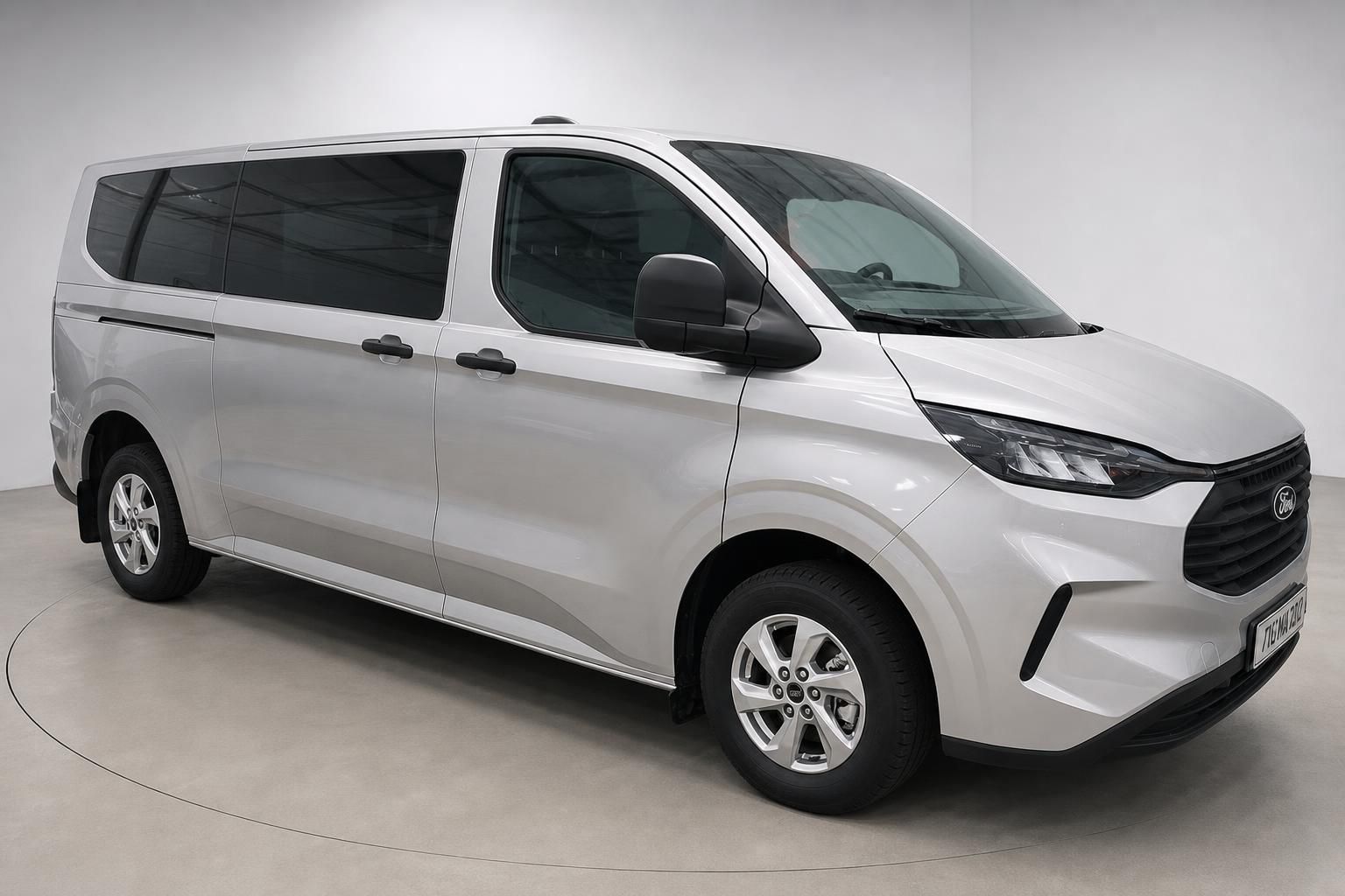 Ford Custom Van in Silber, Frontansicht schraeg von vorne