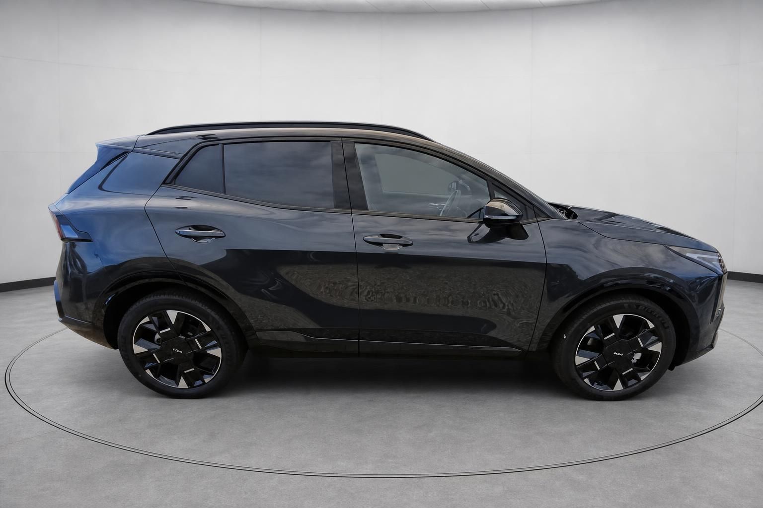 Kia SUV in Schwarz von der Seite im Studio fotografiert