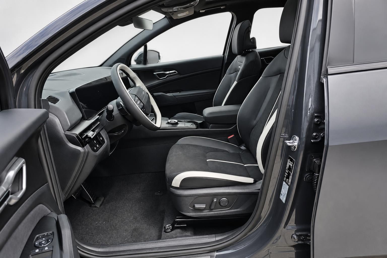 Fahrersitz und Cockpit des Kia mit Lederausstattung und Lenkrad