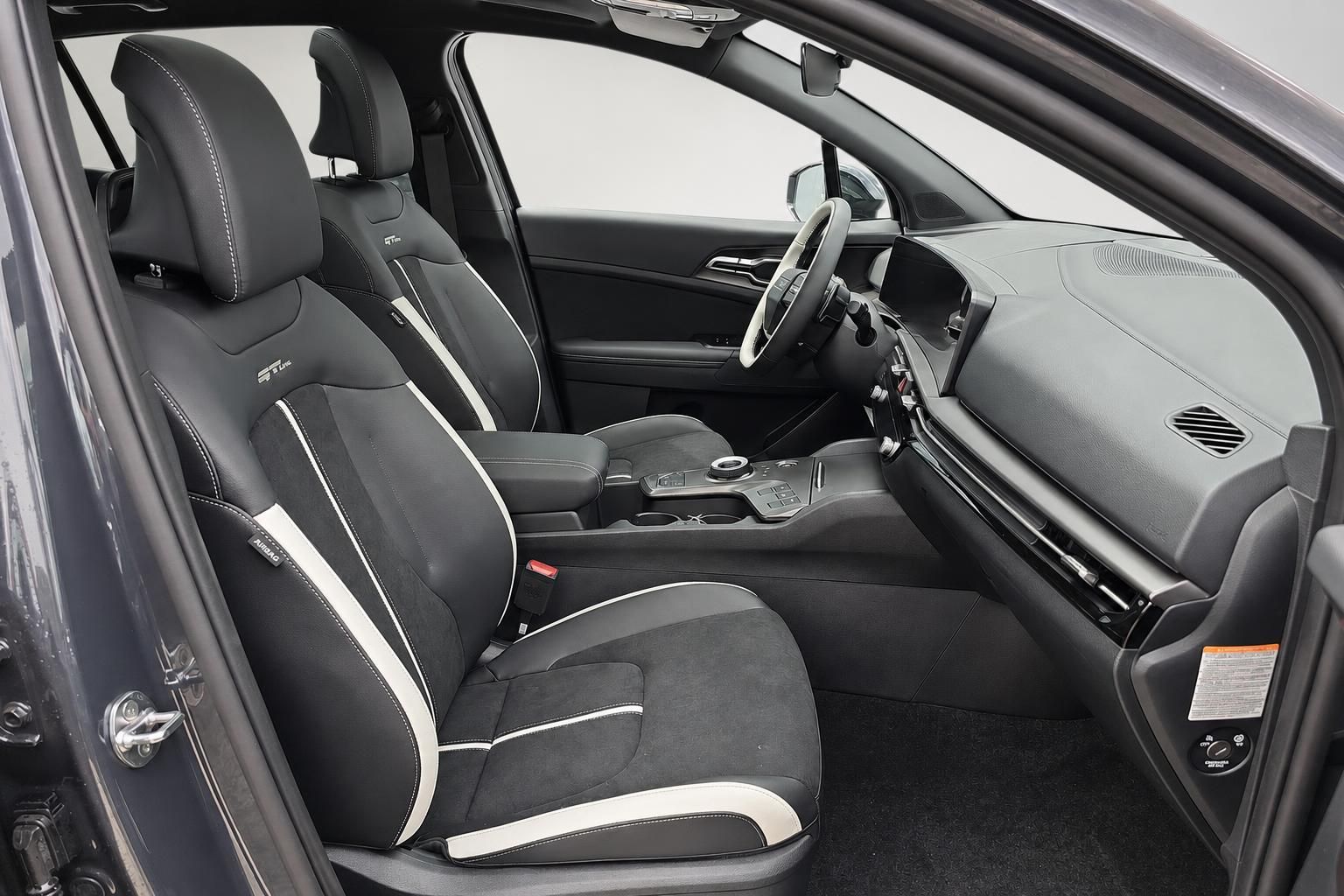 Innenraum Kia mit schwarz-weißen GT-Line Sportsitzen und Cockpit