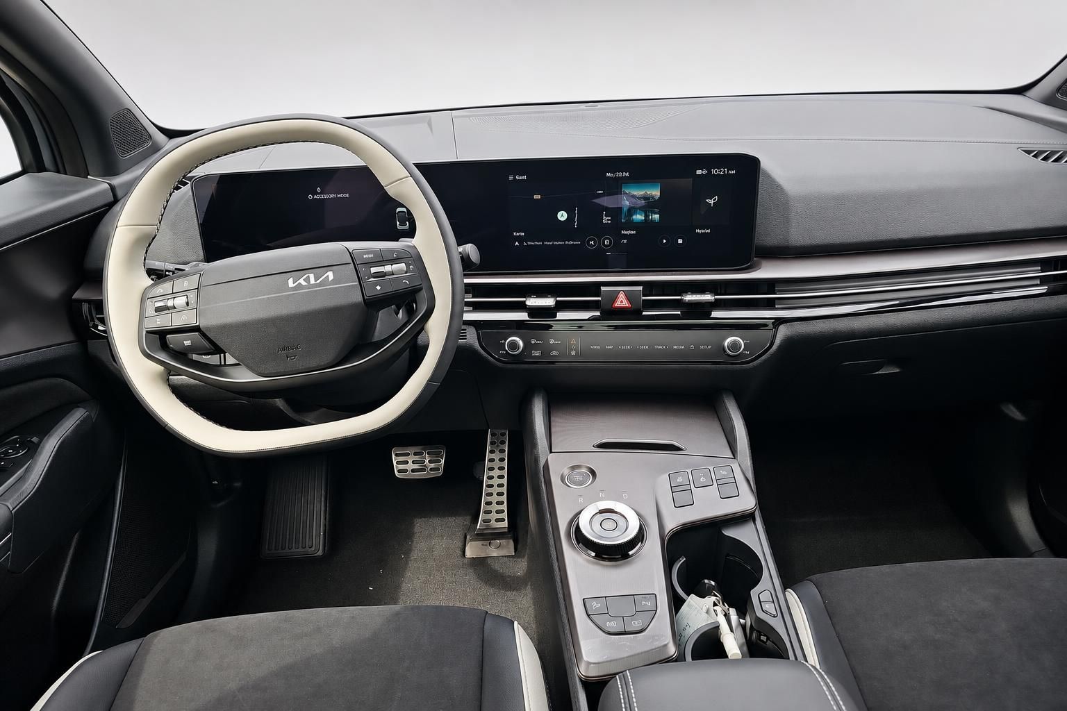 Kia Cockpit mit Lenkrad, Digitaldisplay und Mittelkonsole im Detail