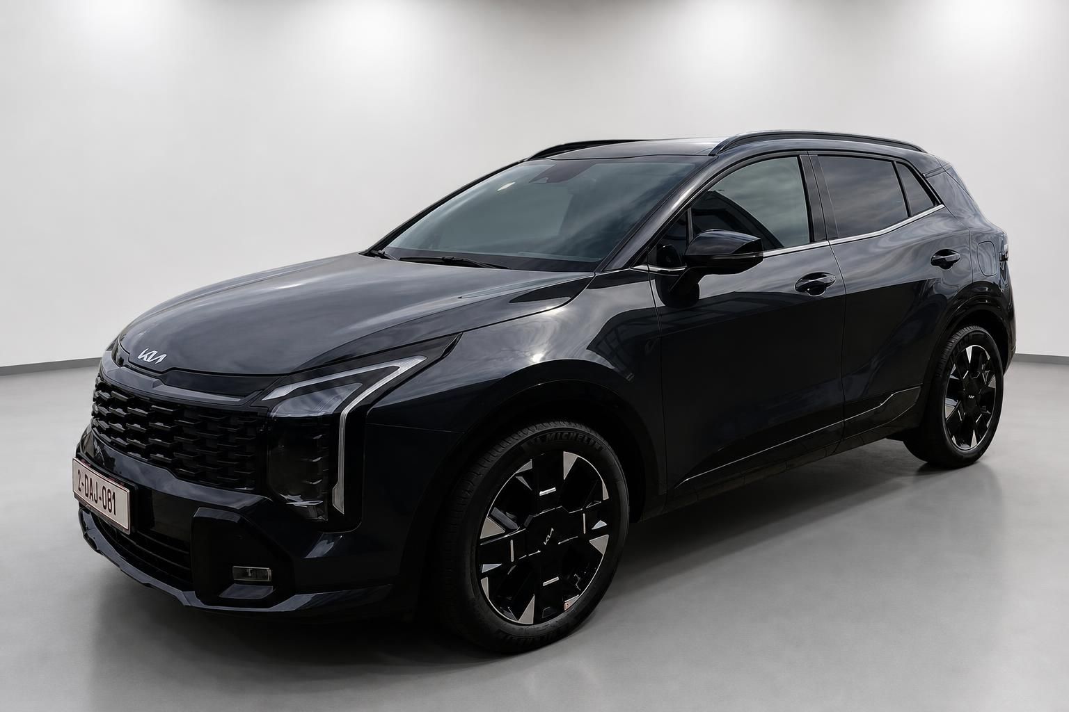 Kia Sportage schwarz, Frontansicht schräg im Studio