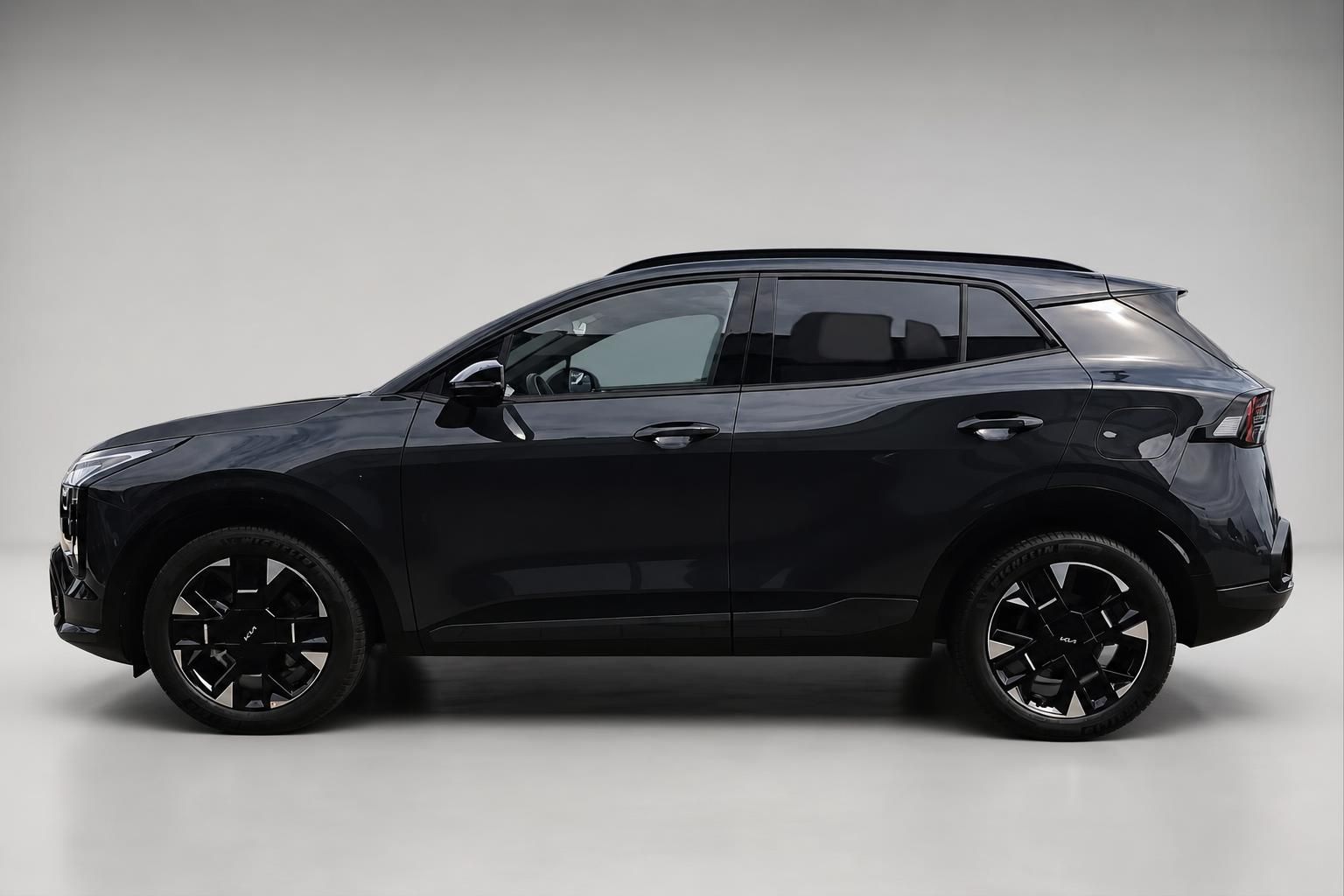 Kia Sportage schwarz, seitliche Profilansicht im Studio