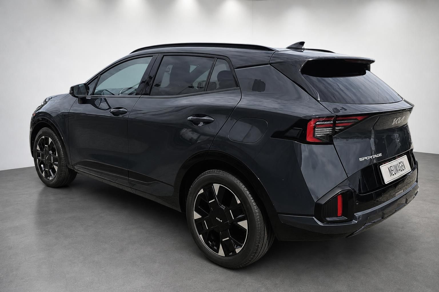 Kia Sportage schwarz, Heckansicht schräg im Studio