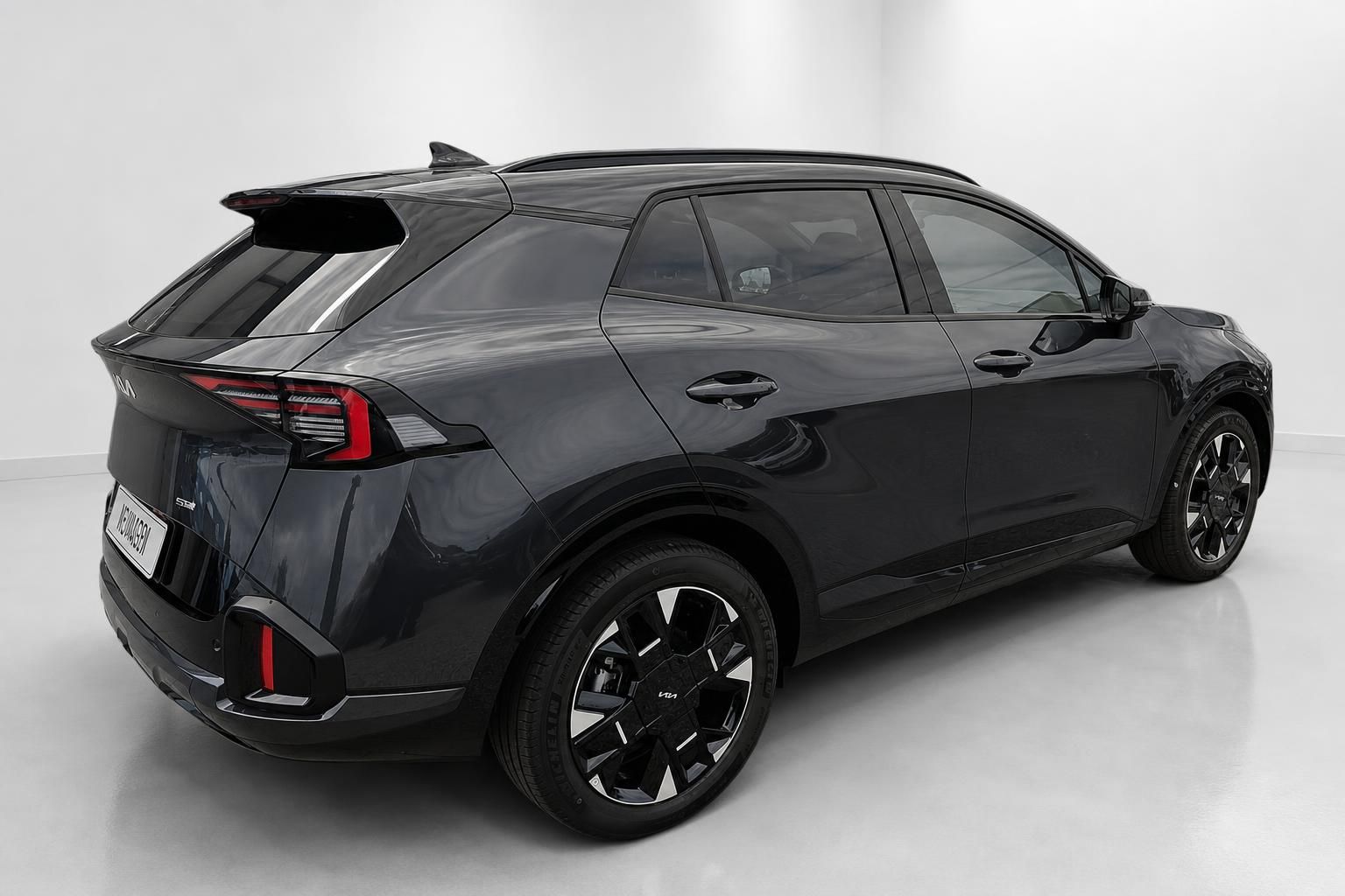 Kia Sportage schwarz Heckansicht seitlich im Studio